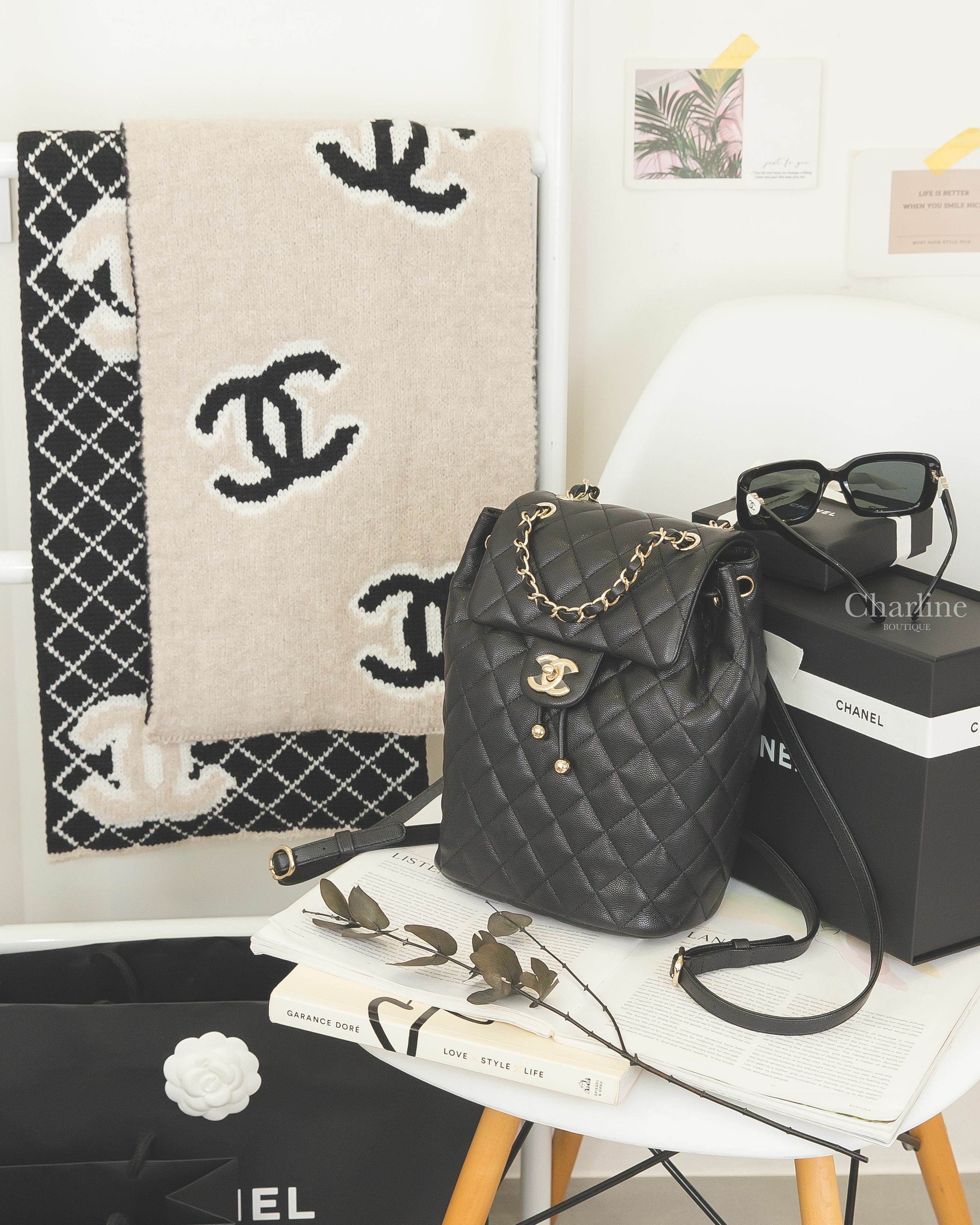 Chanel黑色方框灰色鏡片側邊白底愛心銀色CC太陽眼鏡,Chanel米色底白滾邊黑色CC/黑底菱格紋白滾邊米色CC雙面圍巾,Chanel黑色金CC金鍊荔枝菱格紋手提後背包-Charline Boutique 精品代購