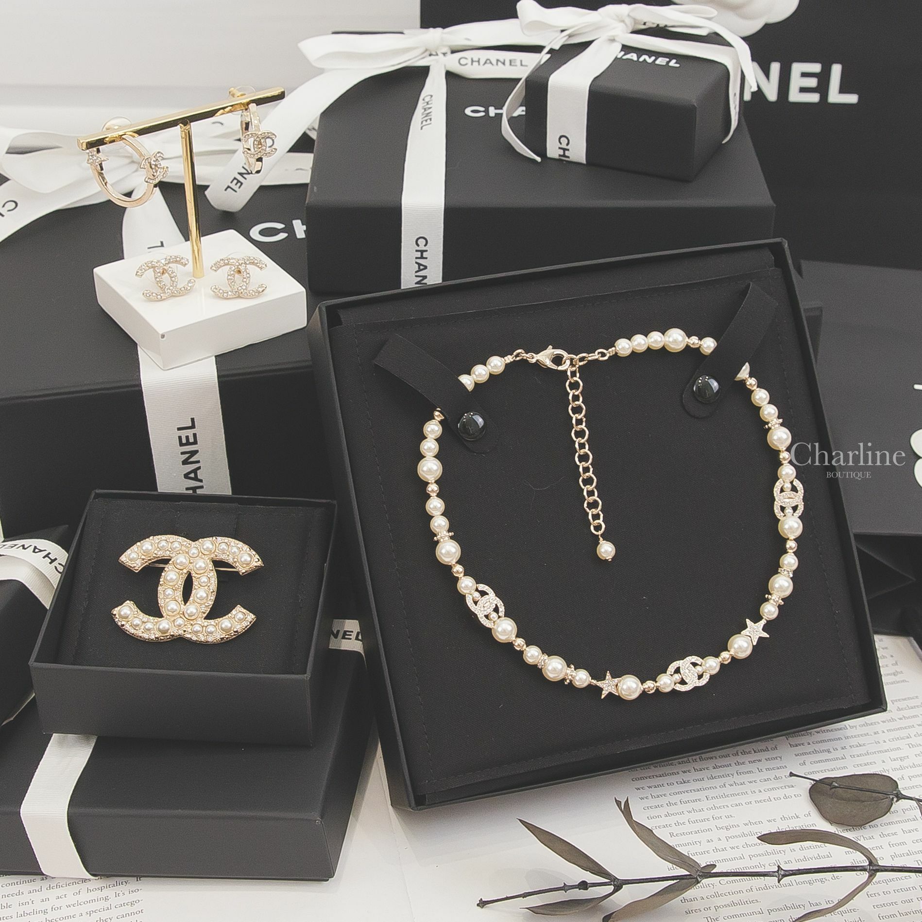 Chanel金色水鑽星星大小珍珠水鑽CC項鍊,Chanel金色水鑽CC星星圈型耳環,Chanel金色珍珠水鑽CC耳環,Chanel金色大小珍珠水鑽CC胸針-Charline Boutique 精品代購