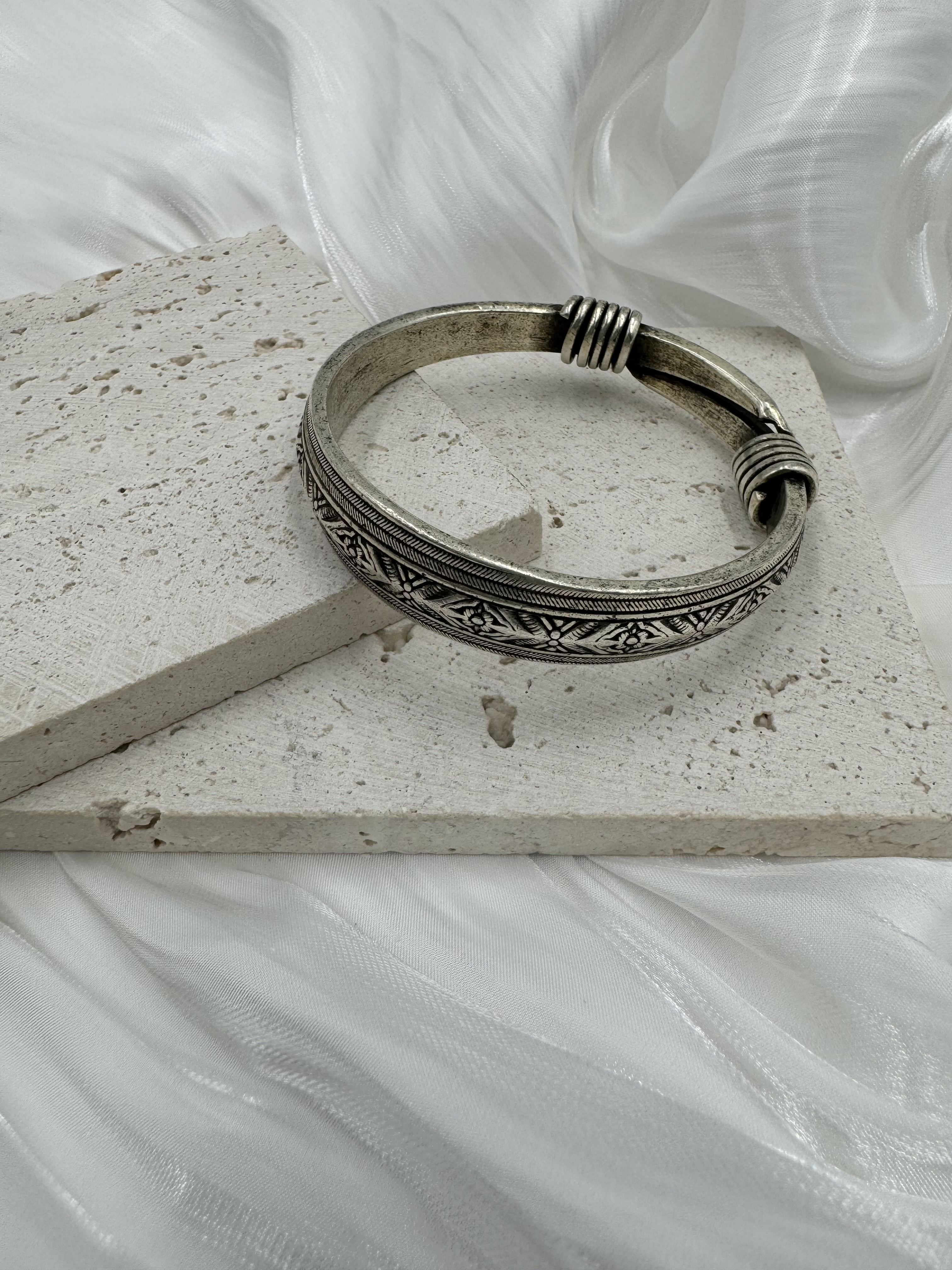 No.17(只)-手工藏銀雕刻圖騰手鐲6.2cm