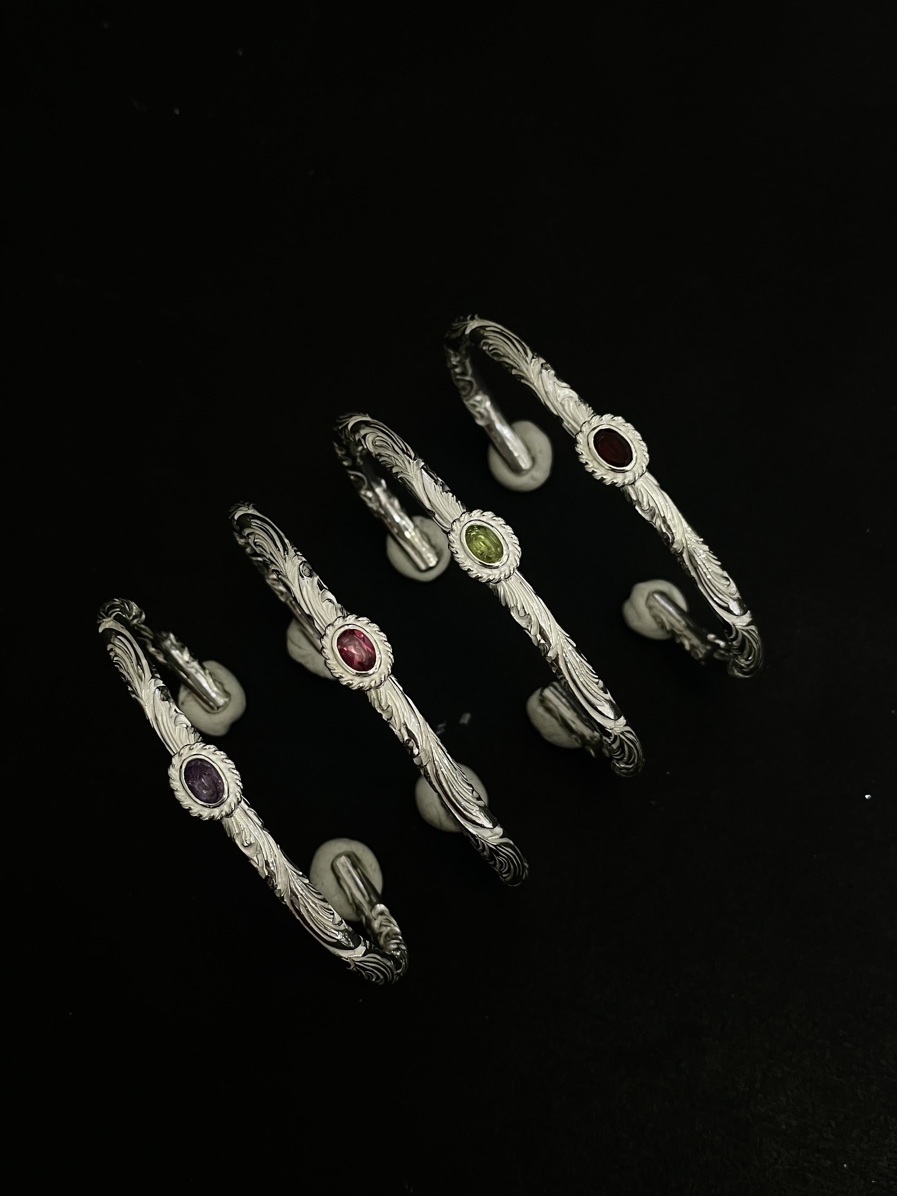 SV Stone Karakusa Round Bangle