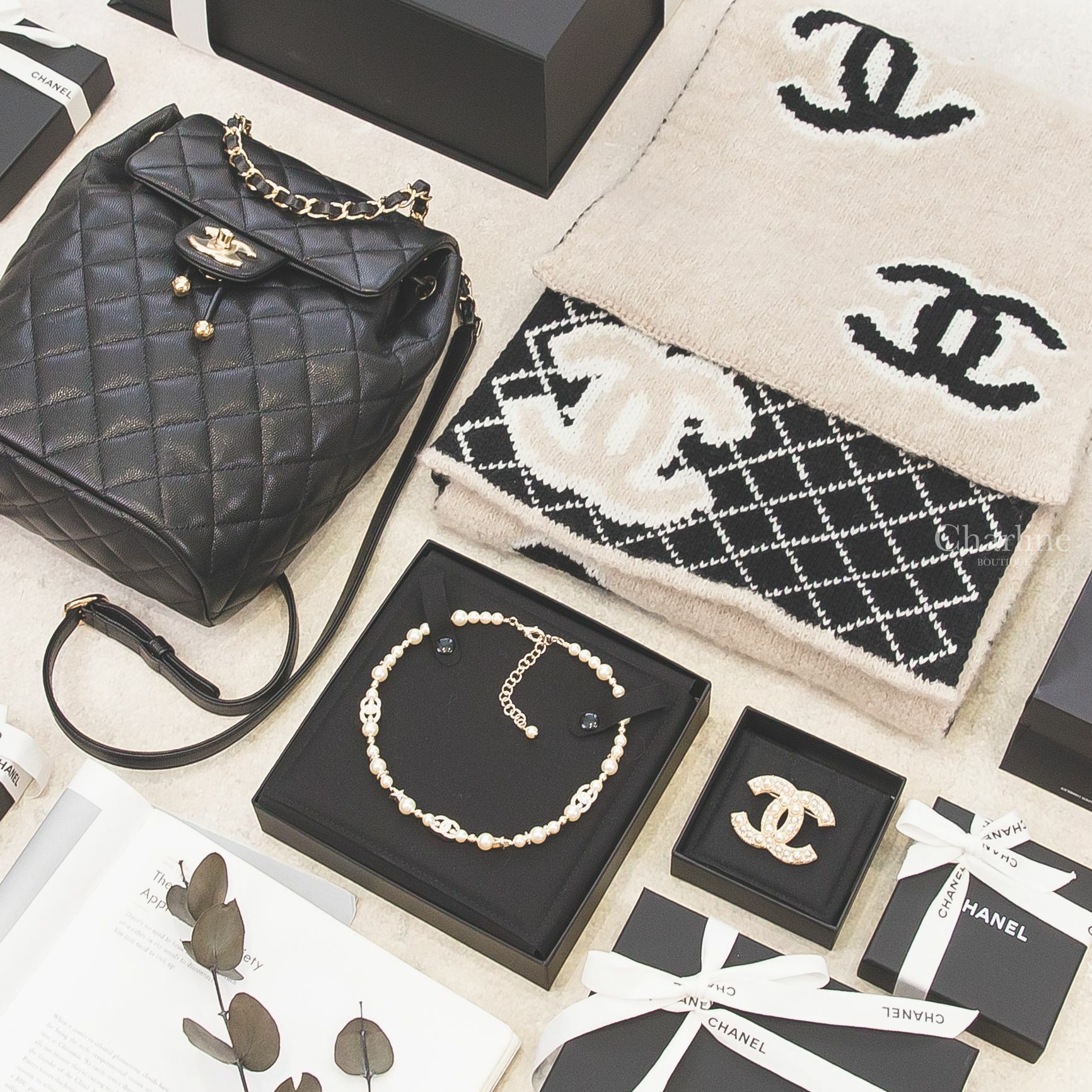 Chanel金色水鑽星星大小珍珠水鑽CC項鍊,Chanel金色大小珍珠水鑽CC胸針,Chanel米色底白滾邊黑色CC/黑底菱格紋白滾邊米色CC雙面圍巾,Chanel黑色金CC金鍊荔枝菱格紋手提後背包-Charline Boutique 精品代購