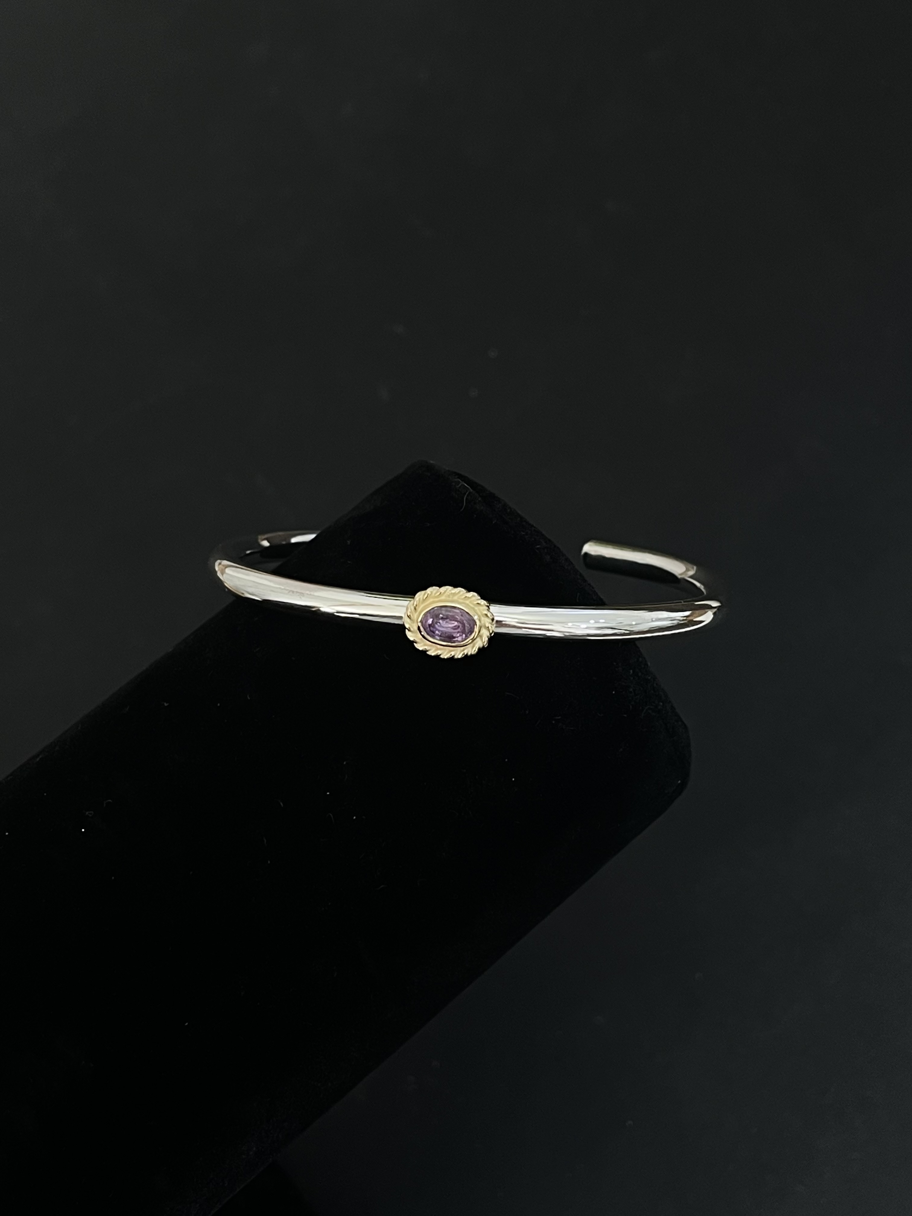 18K Amethyst Round Bangle