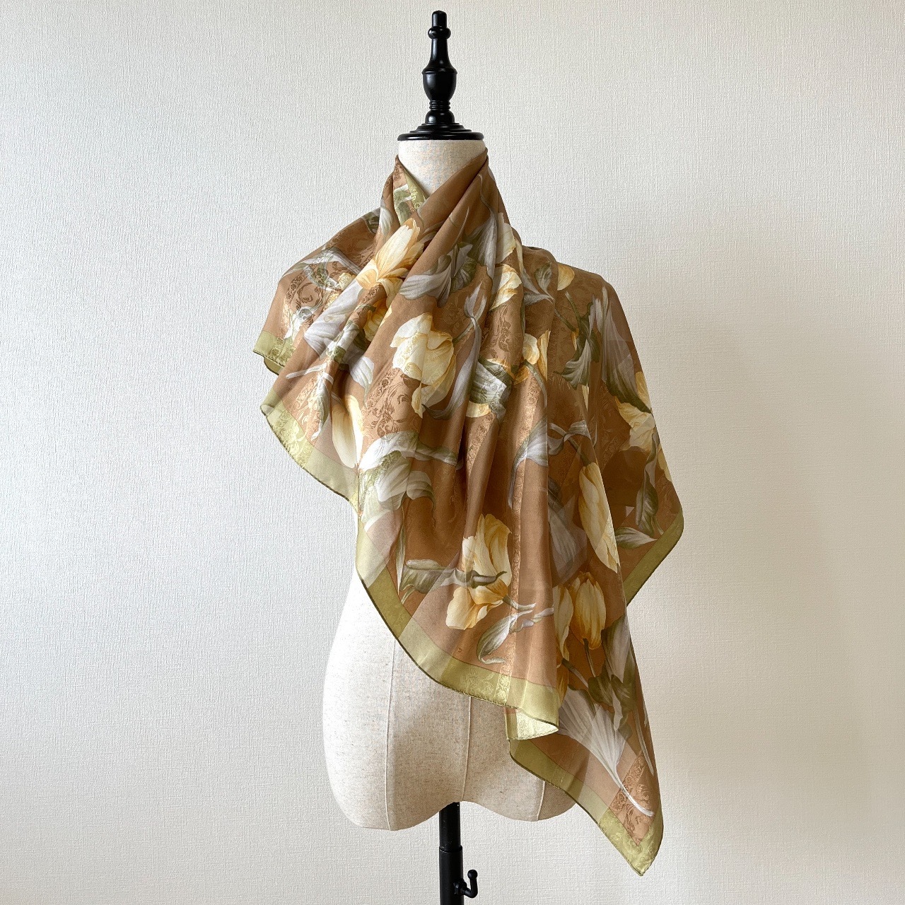 Hardy Amies 淺啡色黃花絲巾