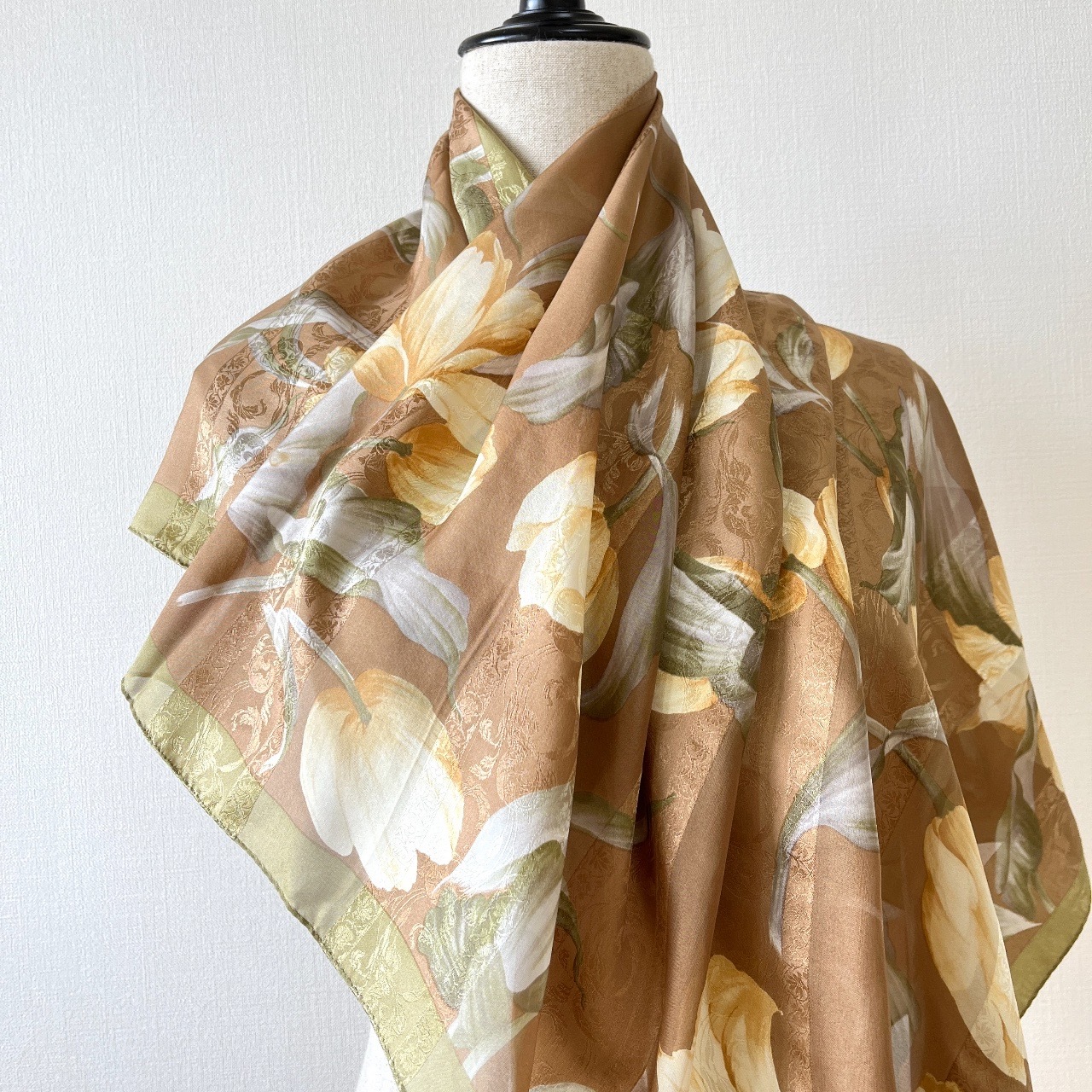 Hardy Amies 淺啡色黃花絲巾