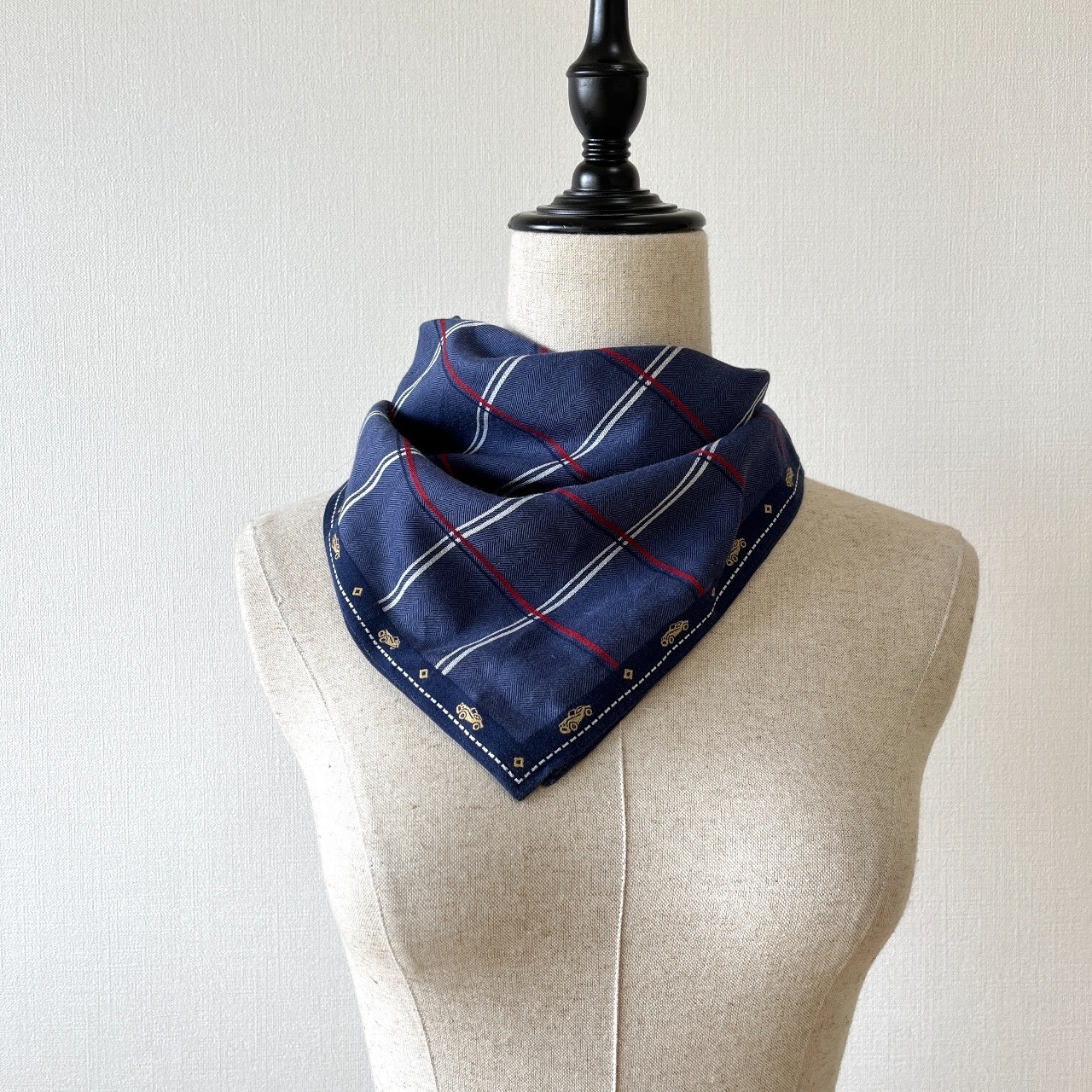 U.P renoma 藍色格紋方巾