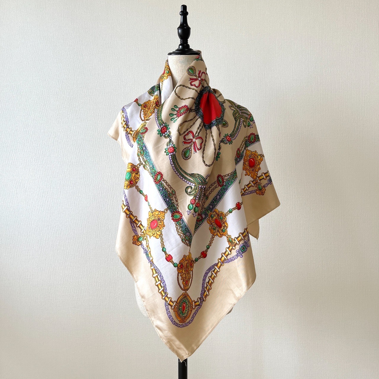 米色珠寶圖案絲巾