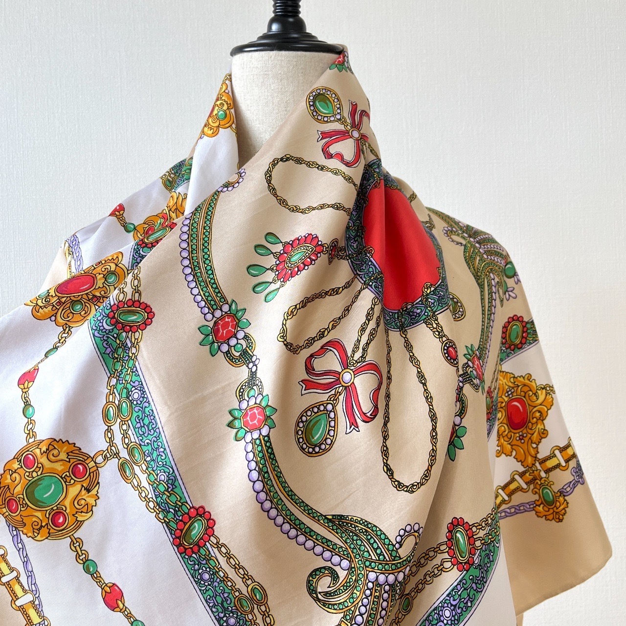 米色珠寶圖案絲巾