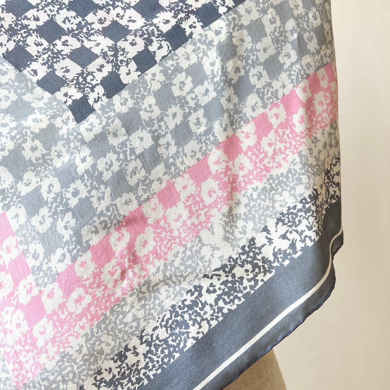 Hardy Amies灰色格紋絲巾