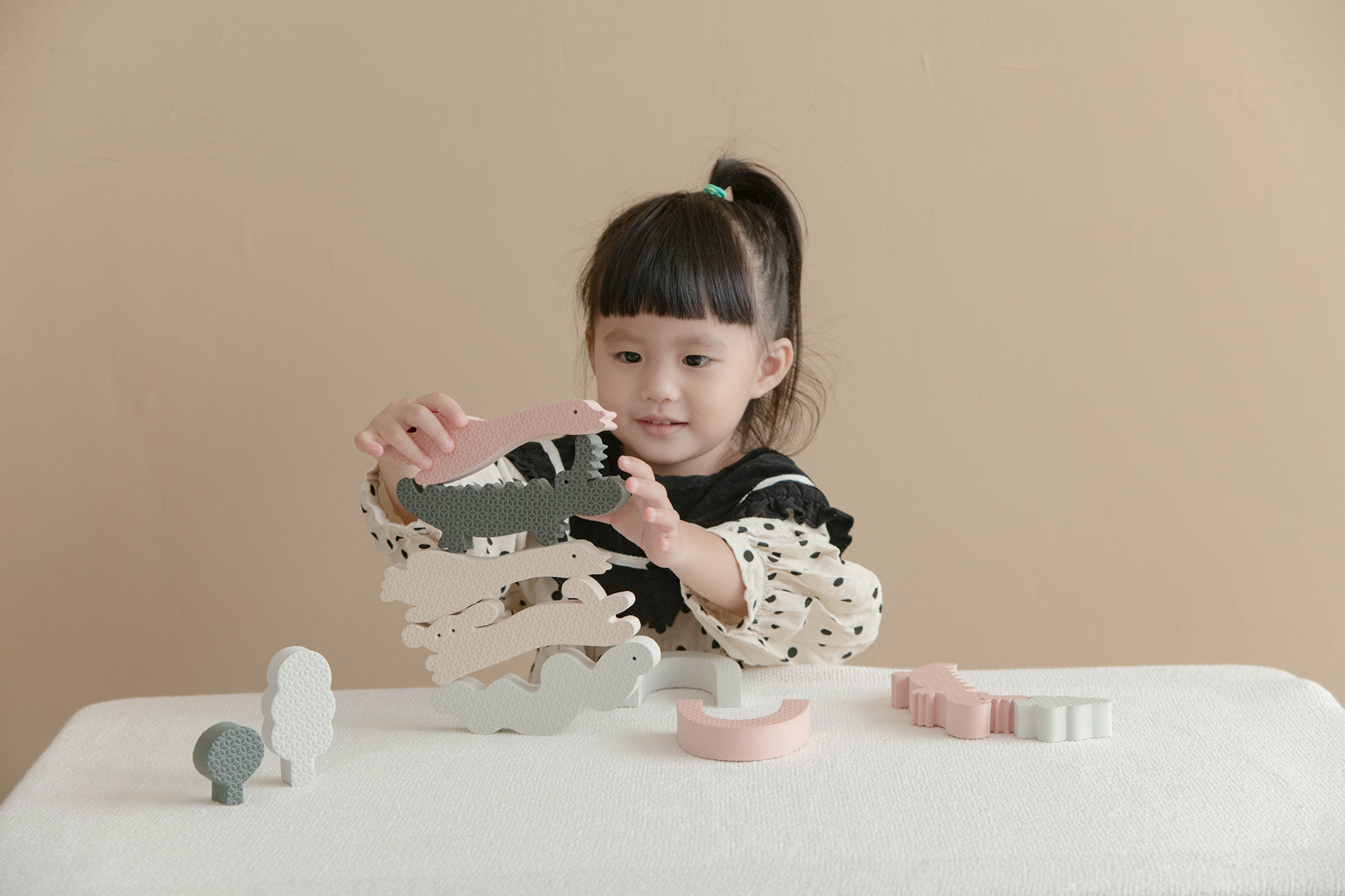 這是一張小孩在玩知育玩具的照片