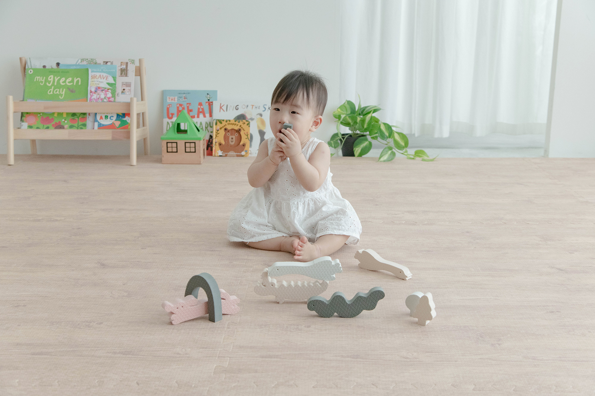 這是一張寶寶在玩知育玩具的照片