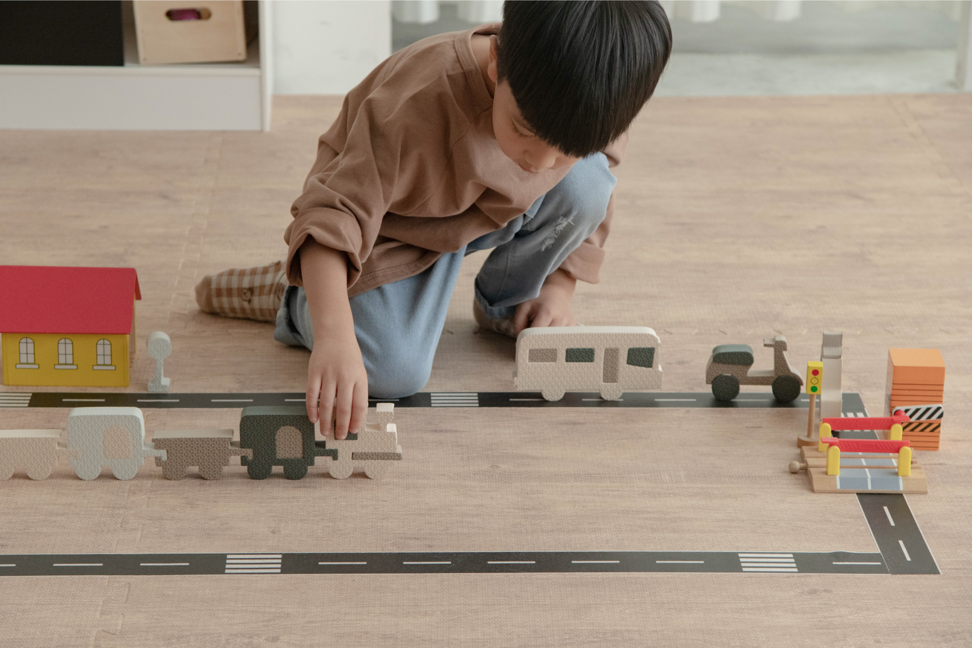 這是一張小孩在玩交通工具知育玩具的照片