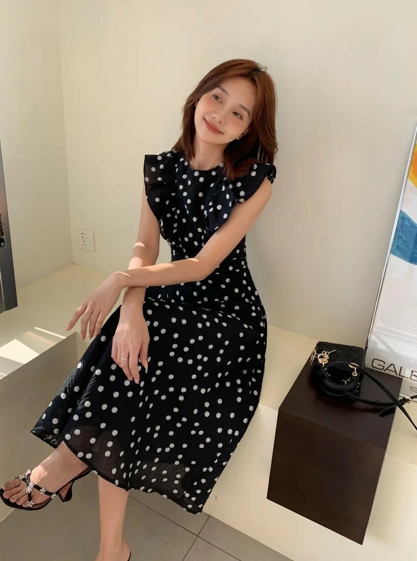 經典黑配色點點荷葉滾邊收腰長洋裝S-M (Elegant & Love)