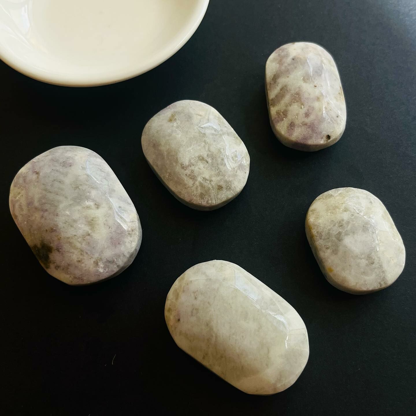 [原石] 紫方納石