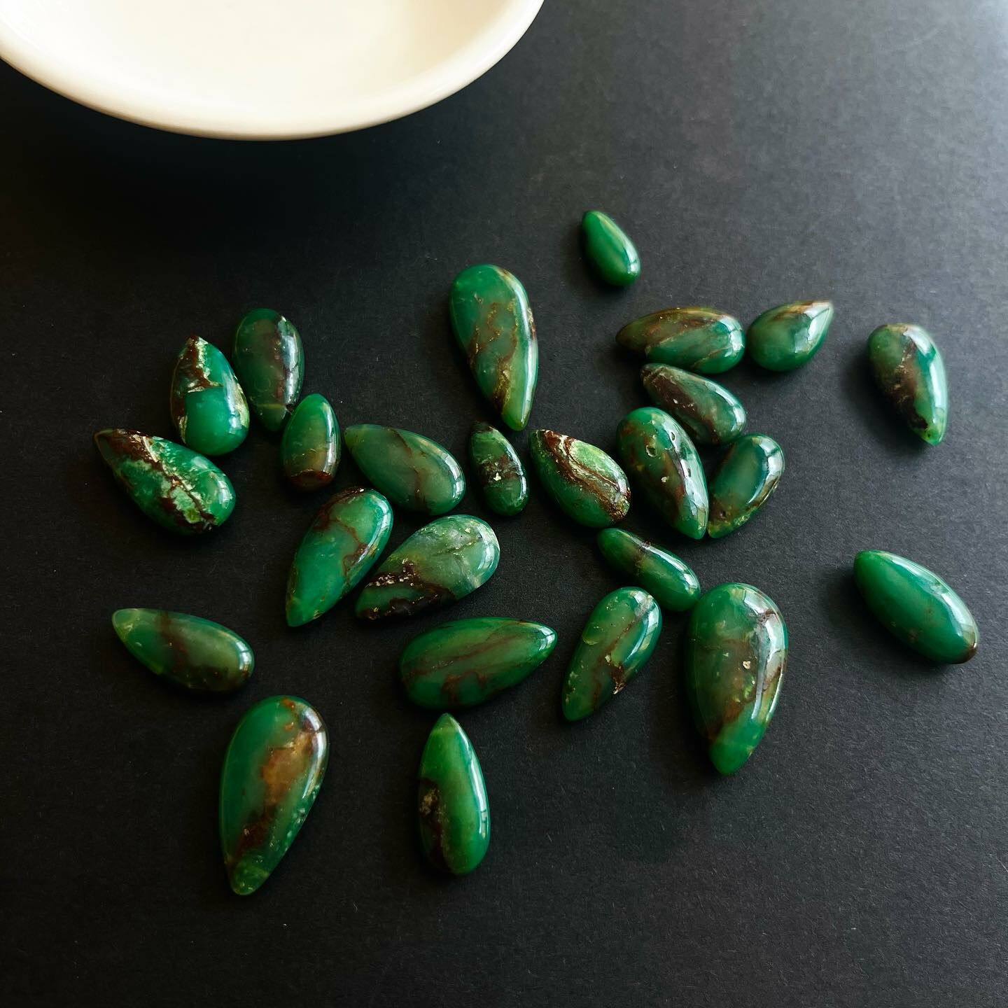 [原石] 綠玉髓（有孔）