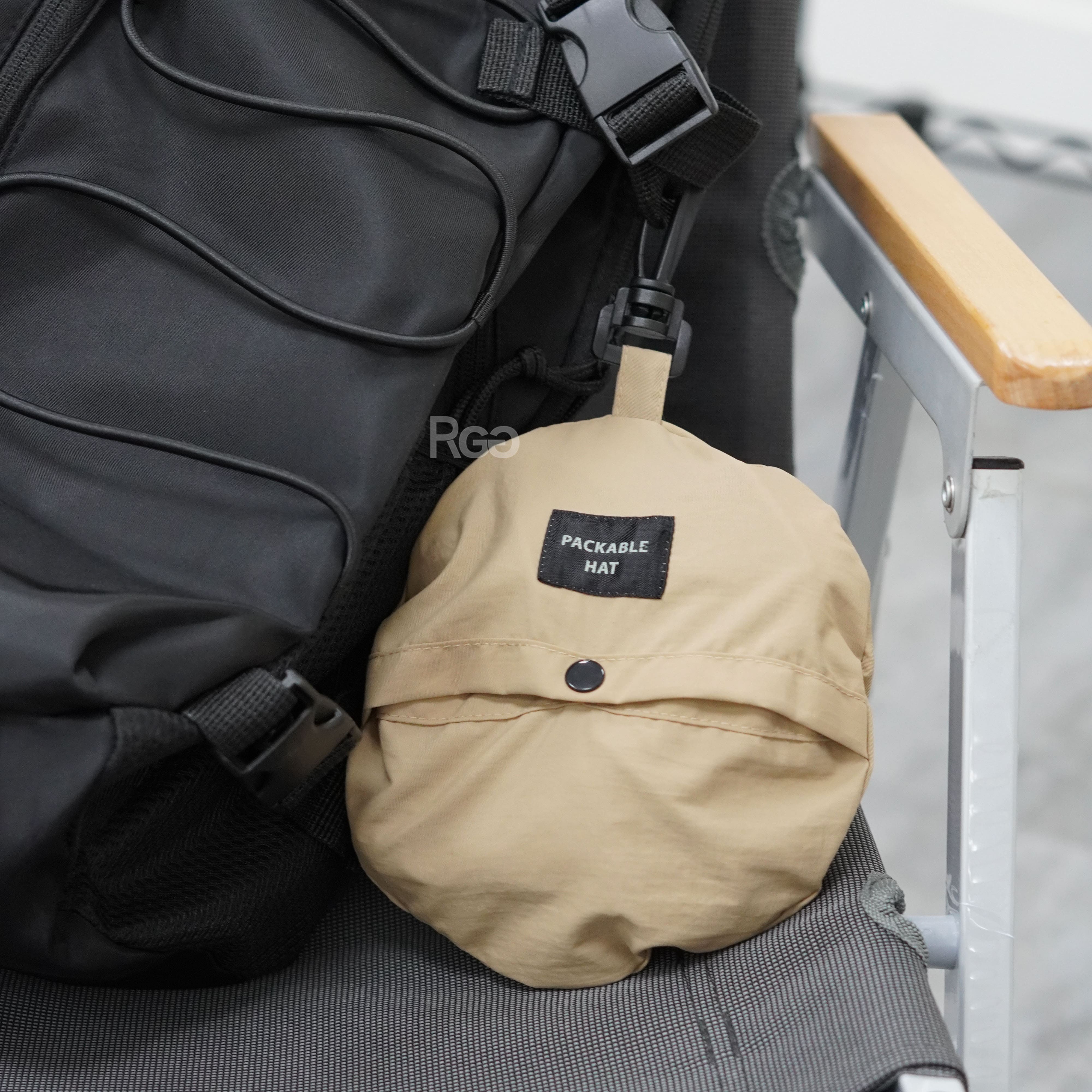 山系 Outdoor 防潑水漁夫帽卡其色折疊收納後掛在包包上