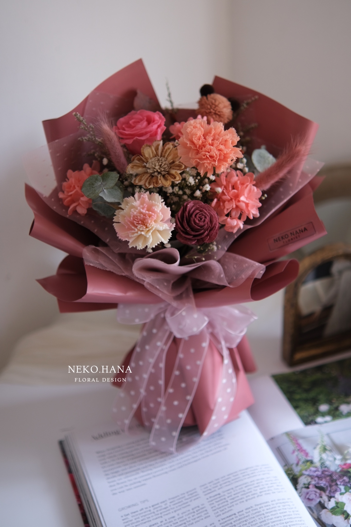 粉橘色永生康乃馨花束