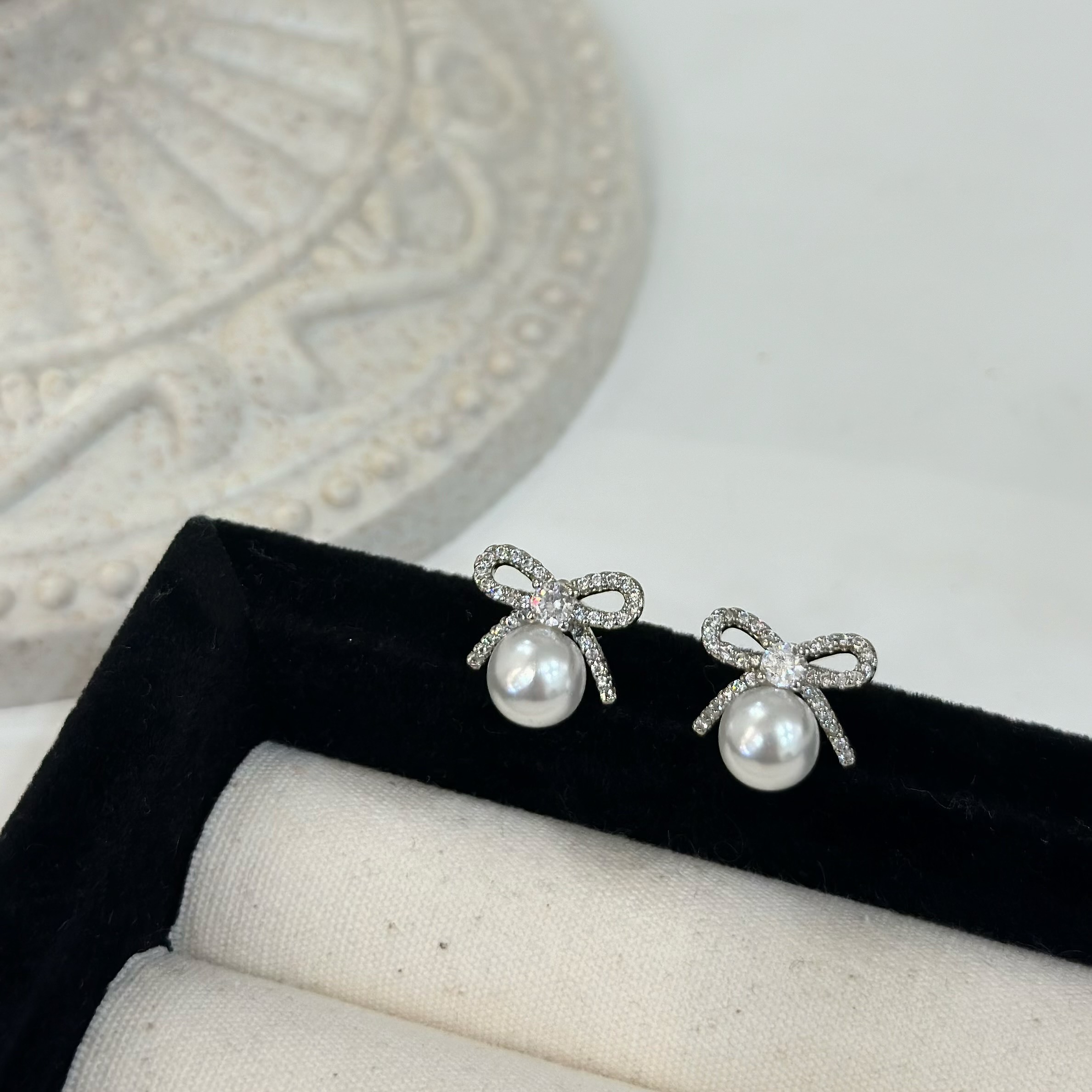 V16緞帶蝴蝶結珍珠耳貼