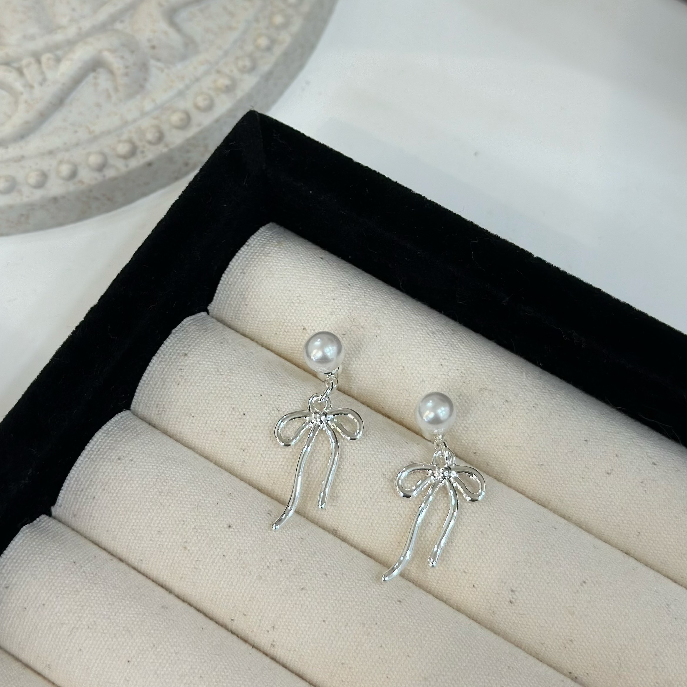 V23珍珠蝴蝶結前後扣垂吊