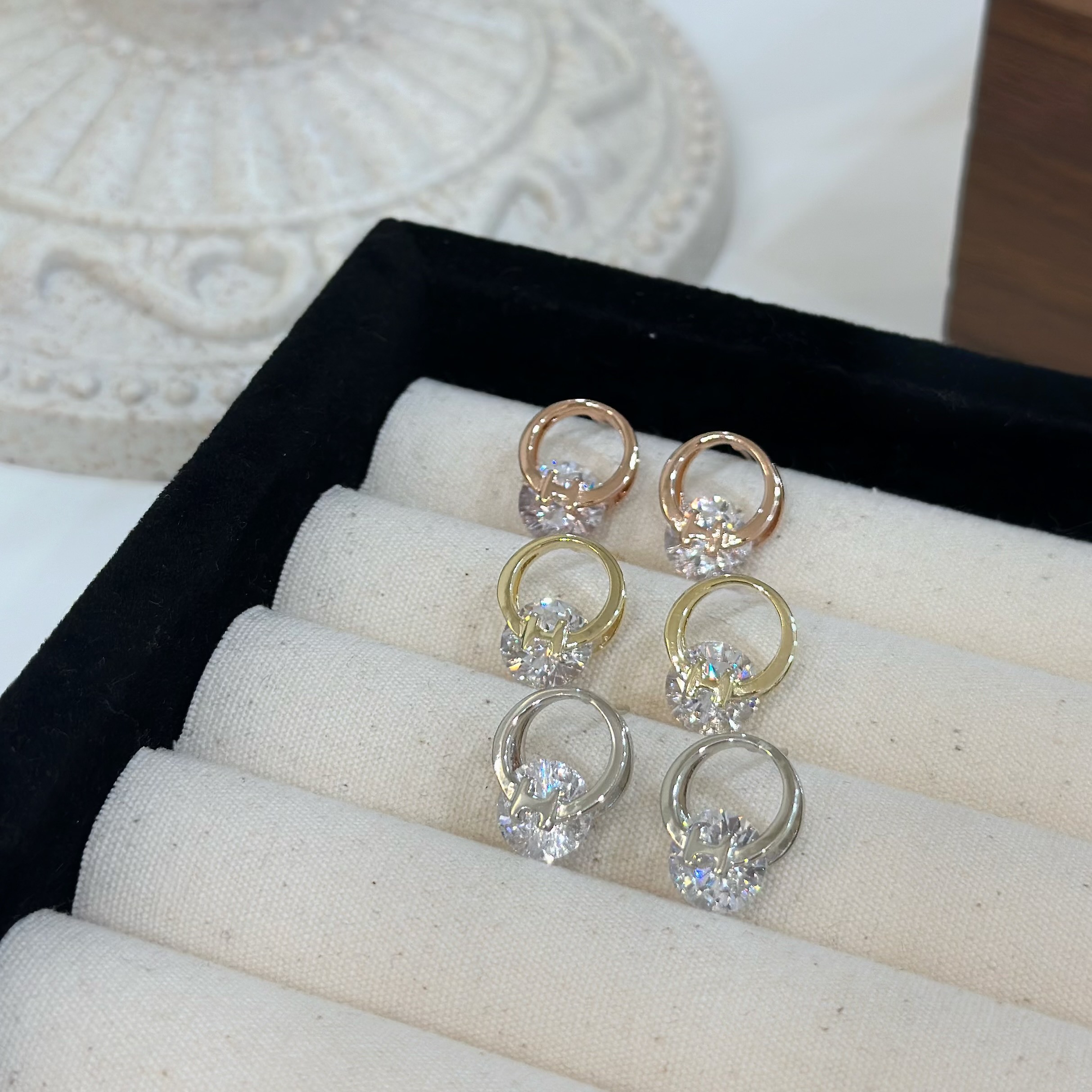 V28圓圈字母H夾鑽耳貼