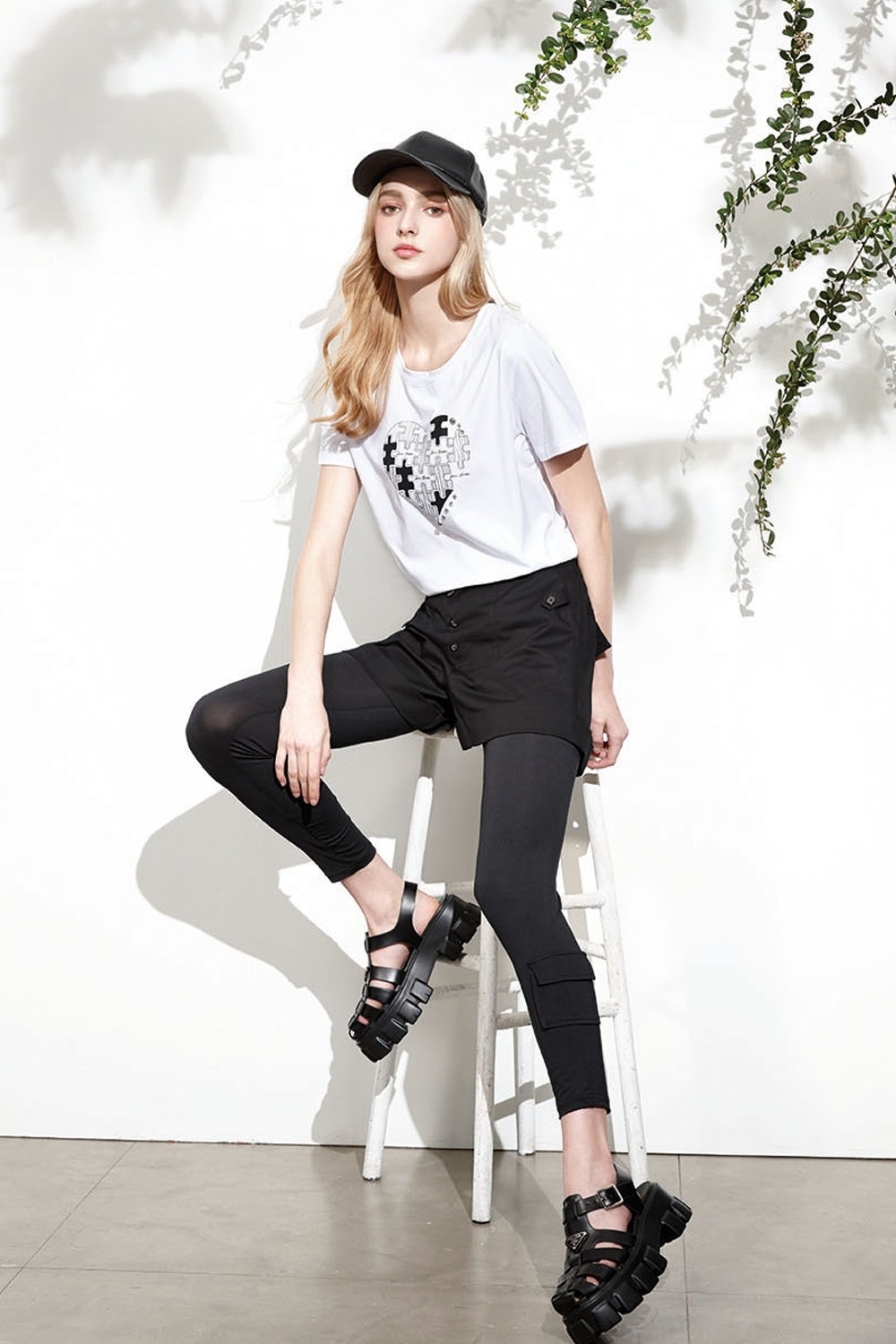 韓潮流可愛釦子造型褲口反摺設計棉質短褲U6521