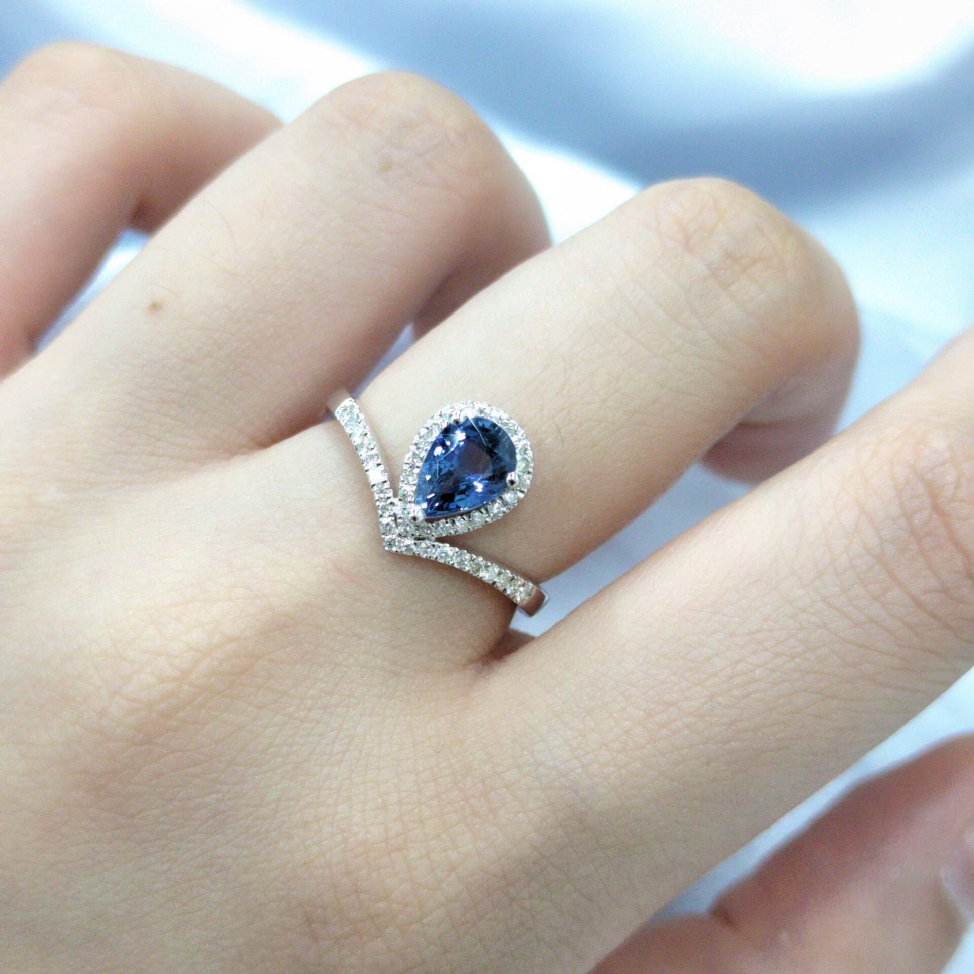 18K White Gold 0.92ct Sapphire and Diamond Ring