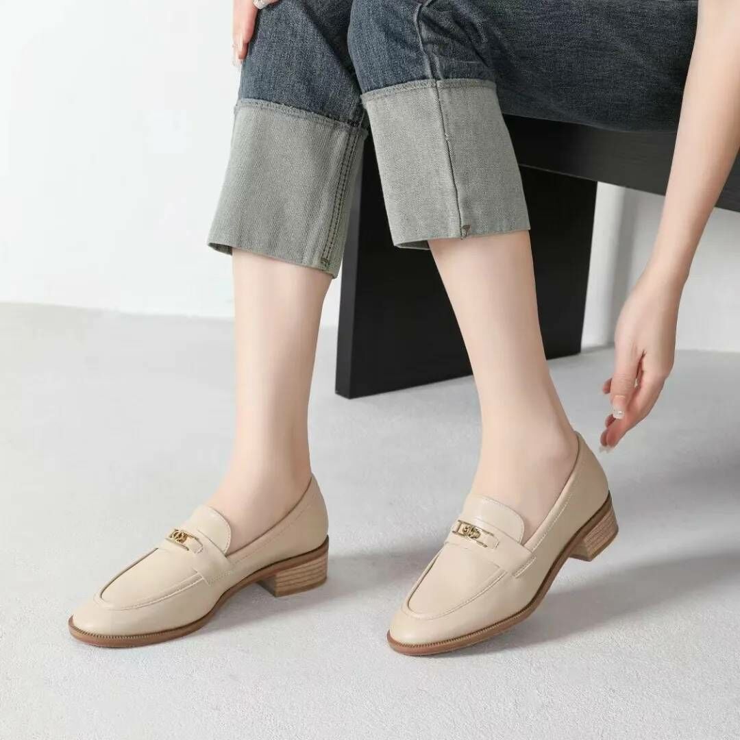時尚造型扣環牛皮小單鞋
