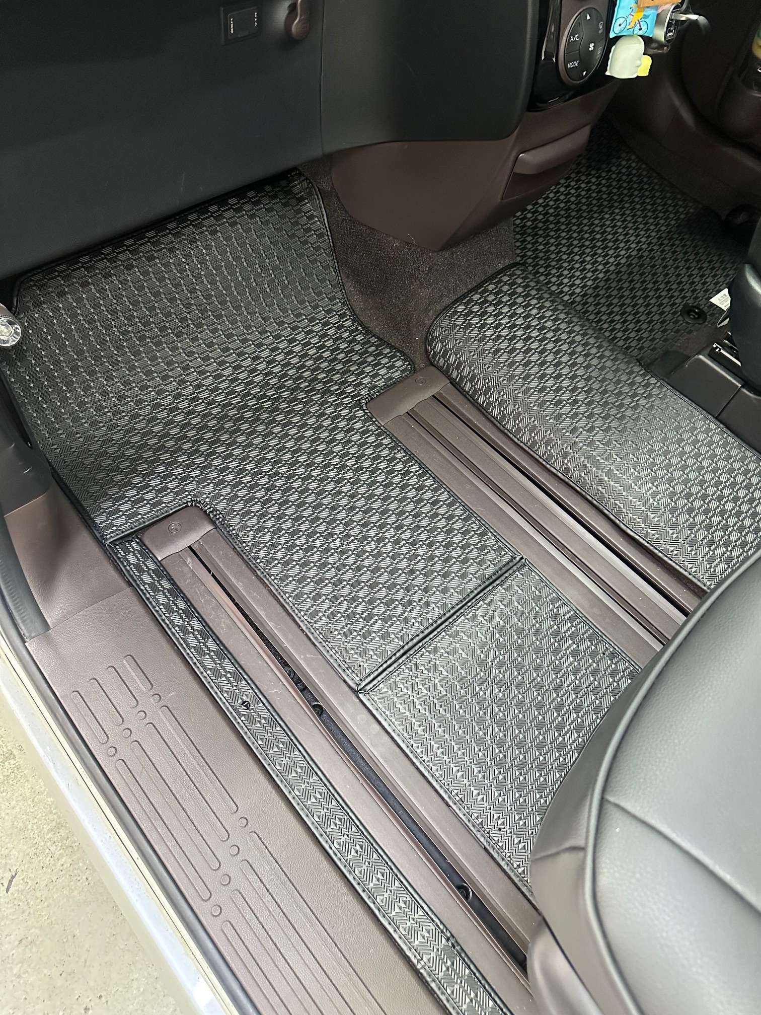 日本製原裝位膠地毯