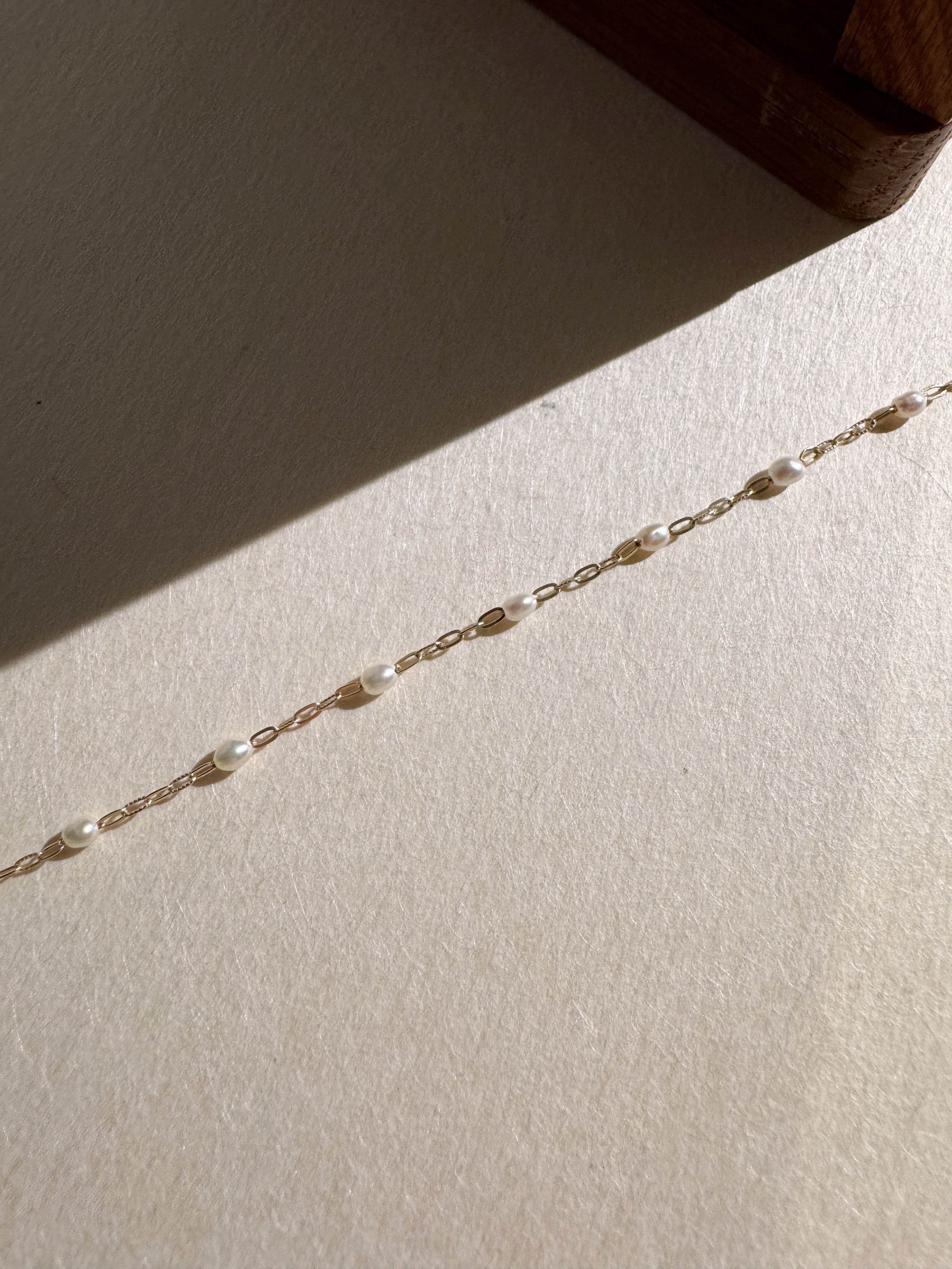 亮亮壓紋間隔珍珠手鍊