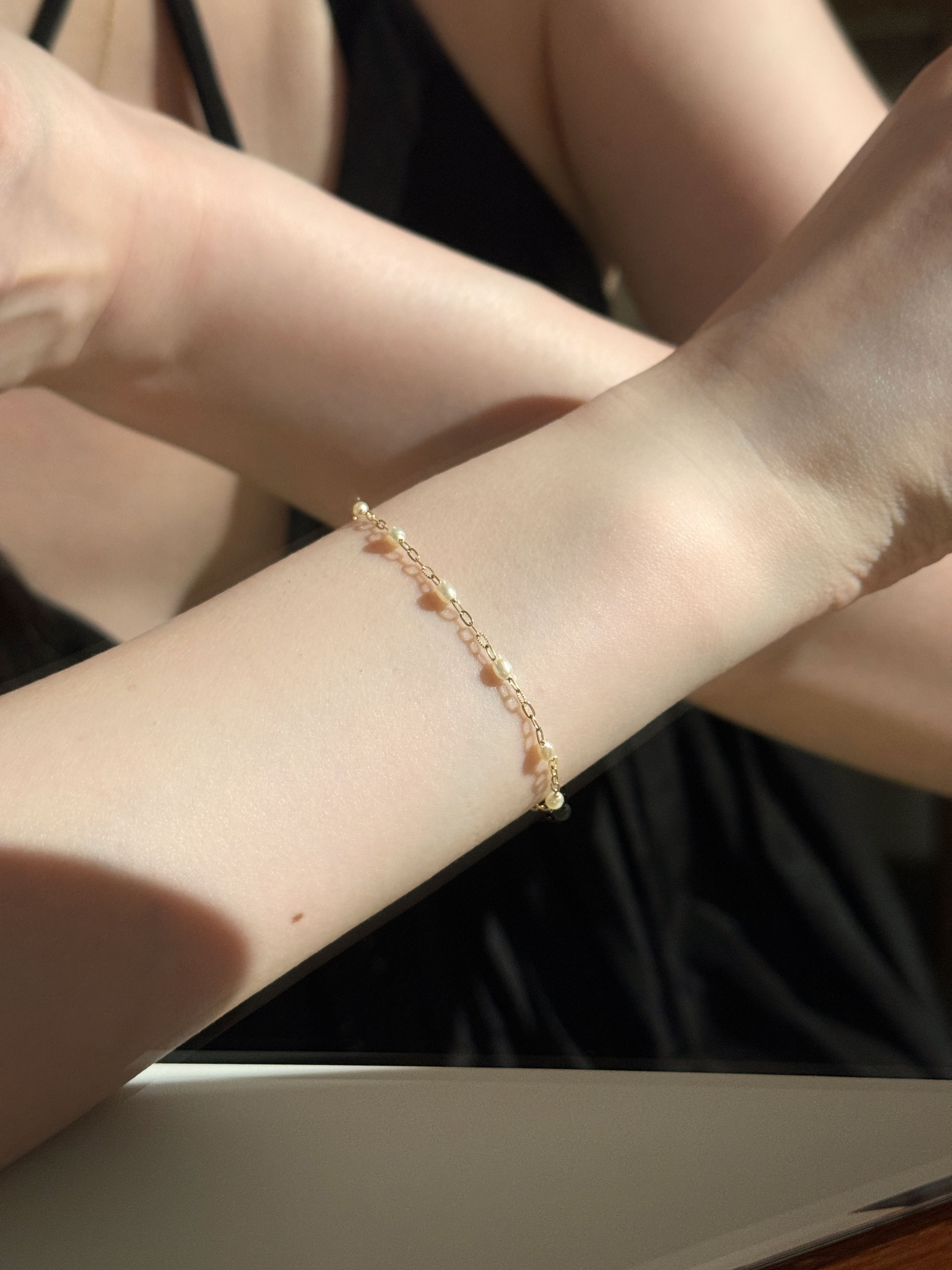 亮亮壓紋間隔珍珠手鍊