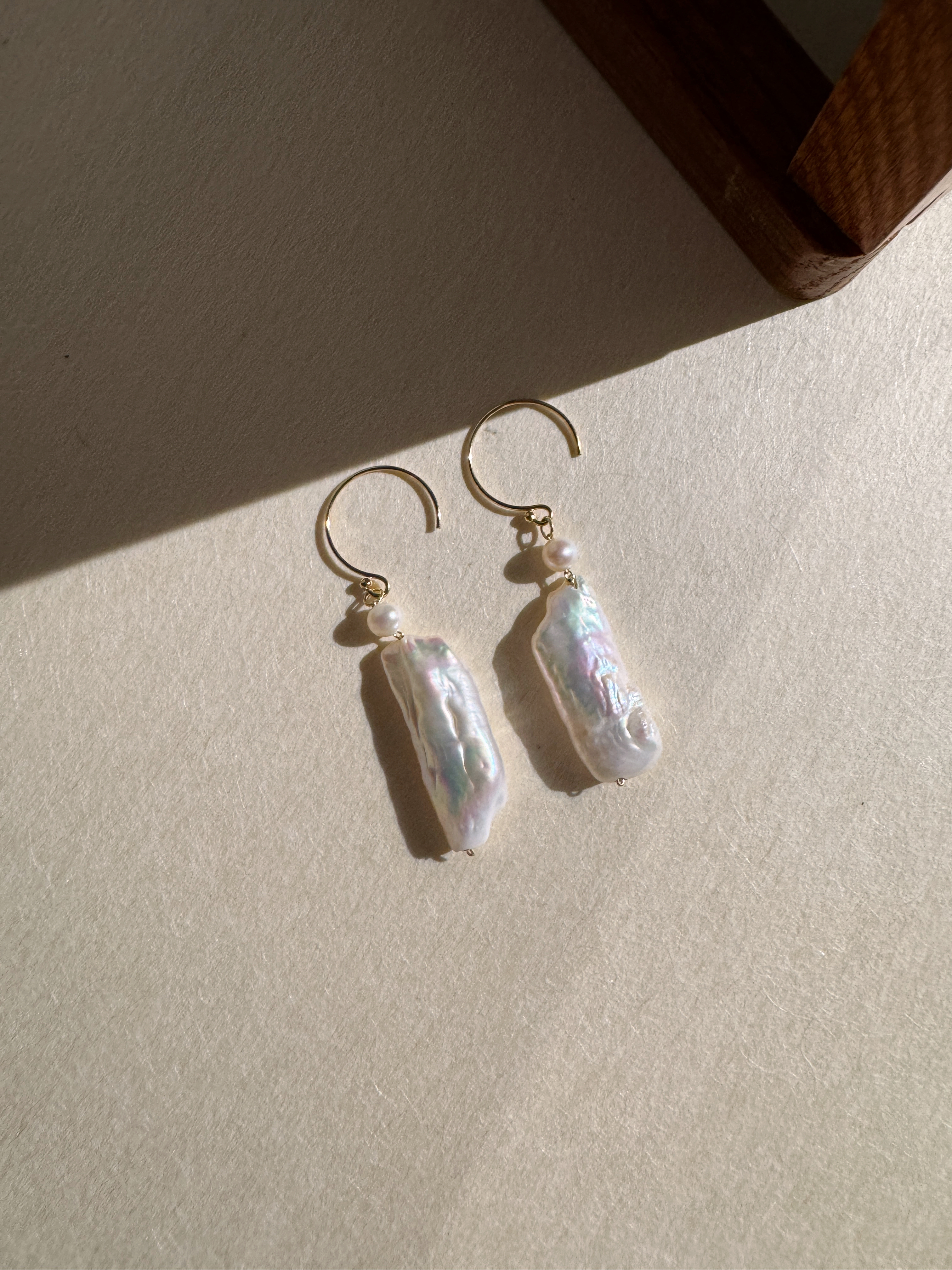 極光珍珠綴小珍珠耳環