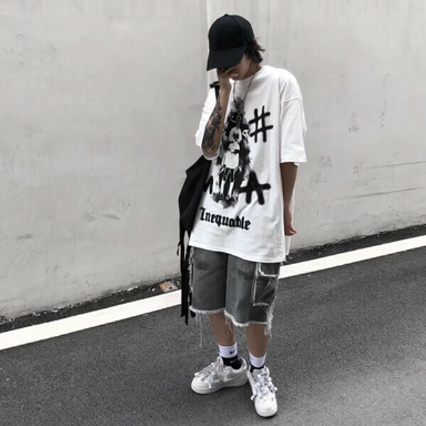 Popular dark graffiti short-sleeved devil girl print [gray size M-2XL, please confirm the delivery size with customer service after placing the order]
