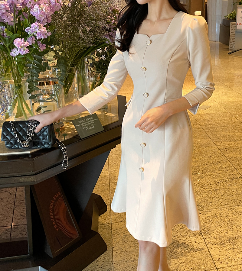 [現貨]排釦小心機魚尾洋裝 [ 膚色 / S ]