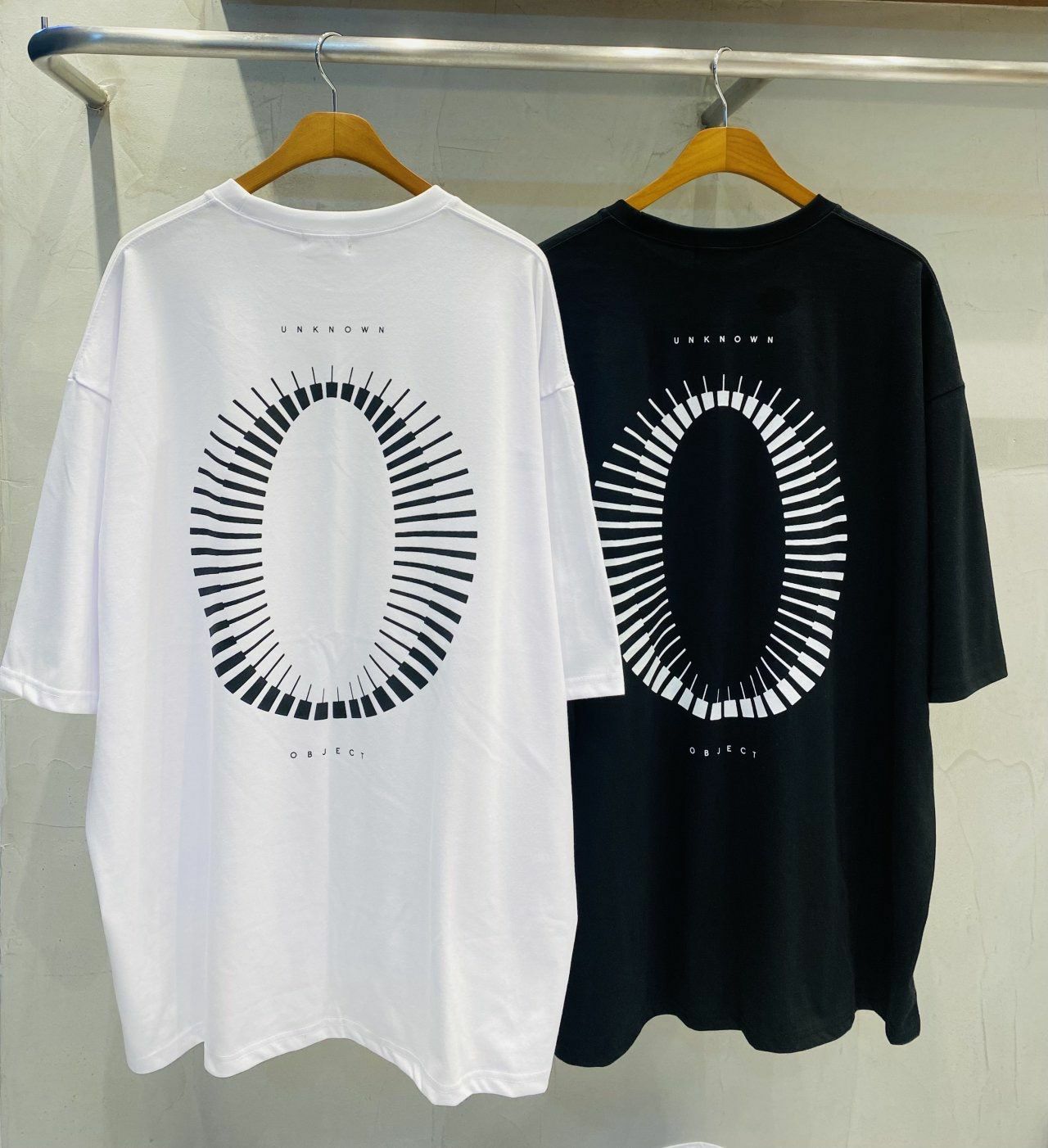 OverSize英文字圖案短袖Tee UNSTANDARD-085T