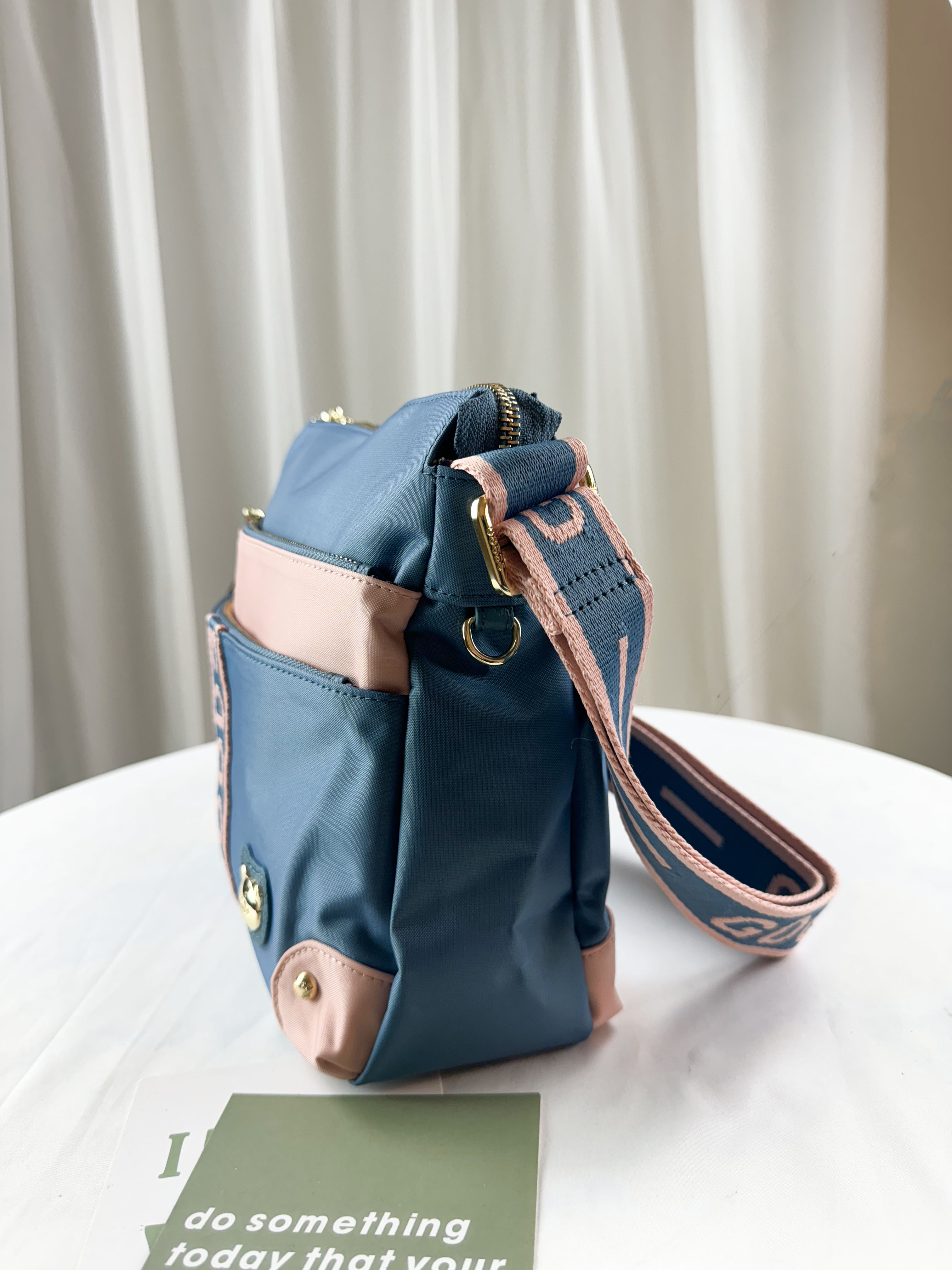 GOODS 綠粉拼色防潑水側背包 附兔兔吊飾 #2045