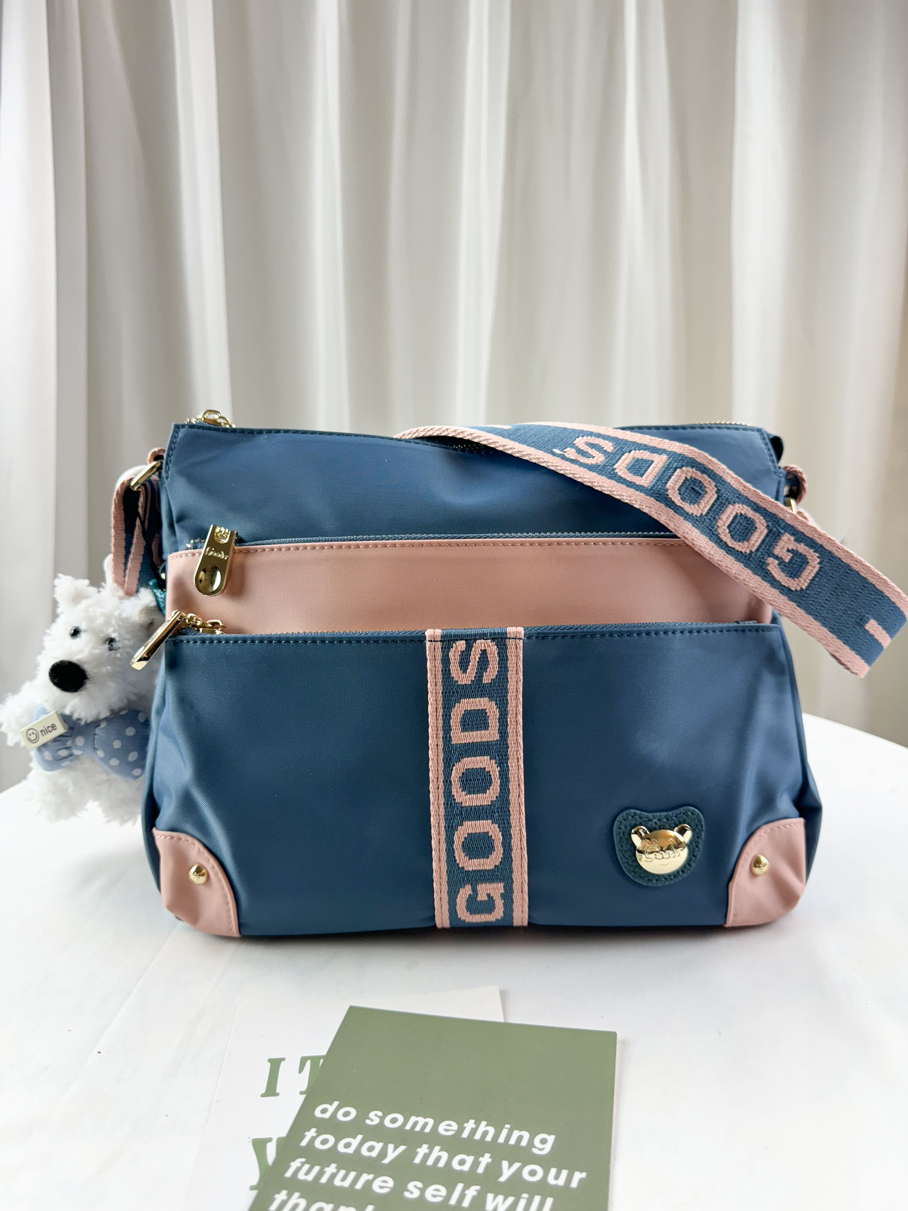 GOODS 綠粉拼色防潑水側背包 附兔兔吊飾 #2045