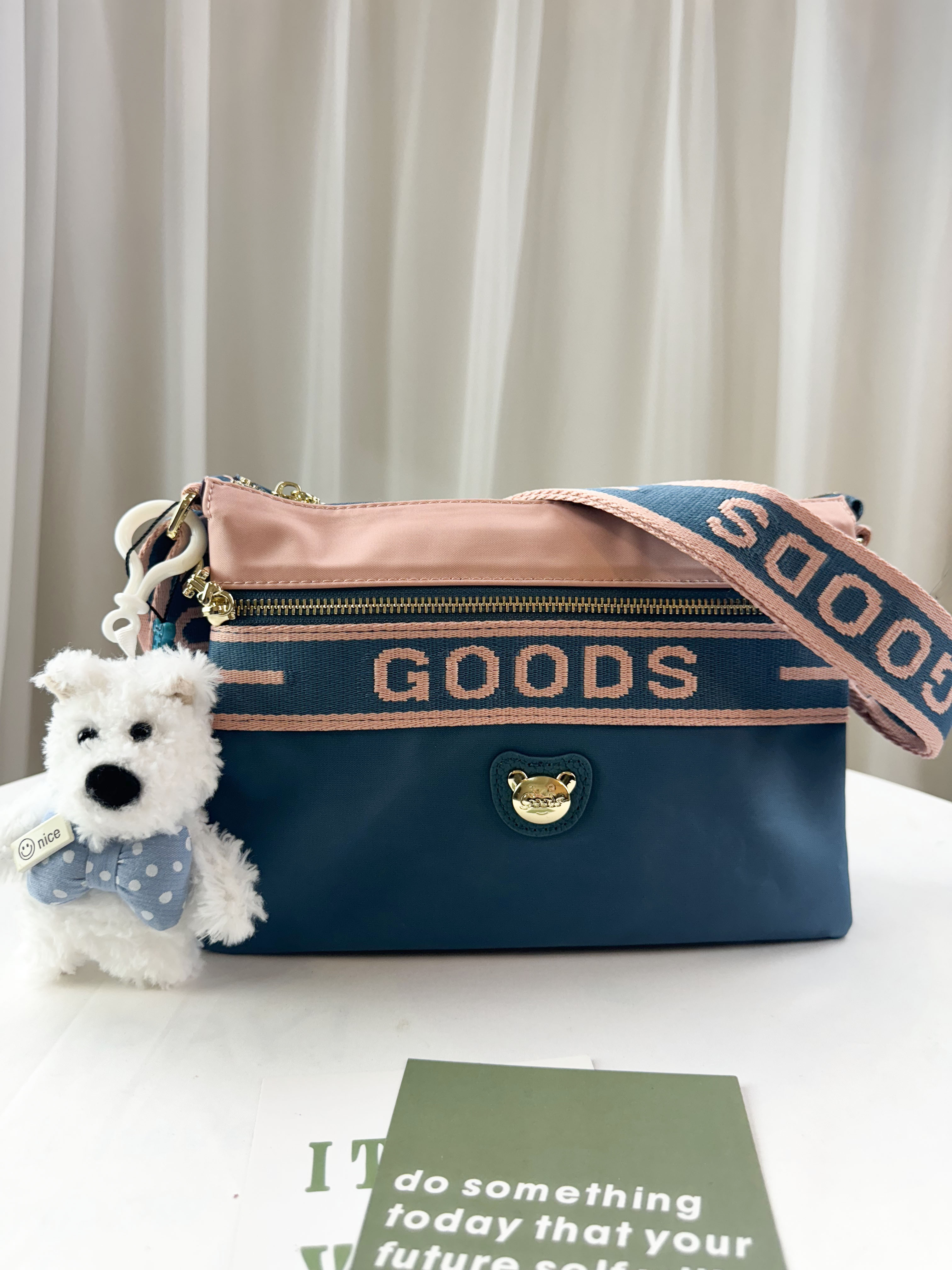 GOODS 綠粉拼色防潑水側背包 附兔兔吊飾 #2522
