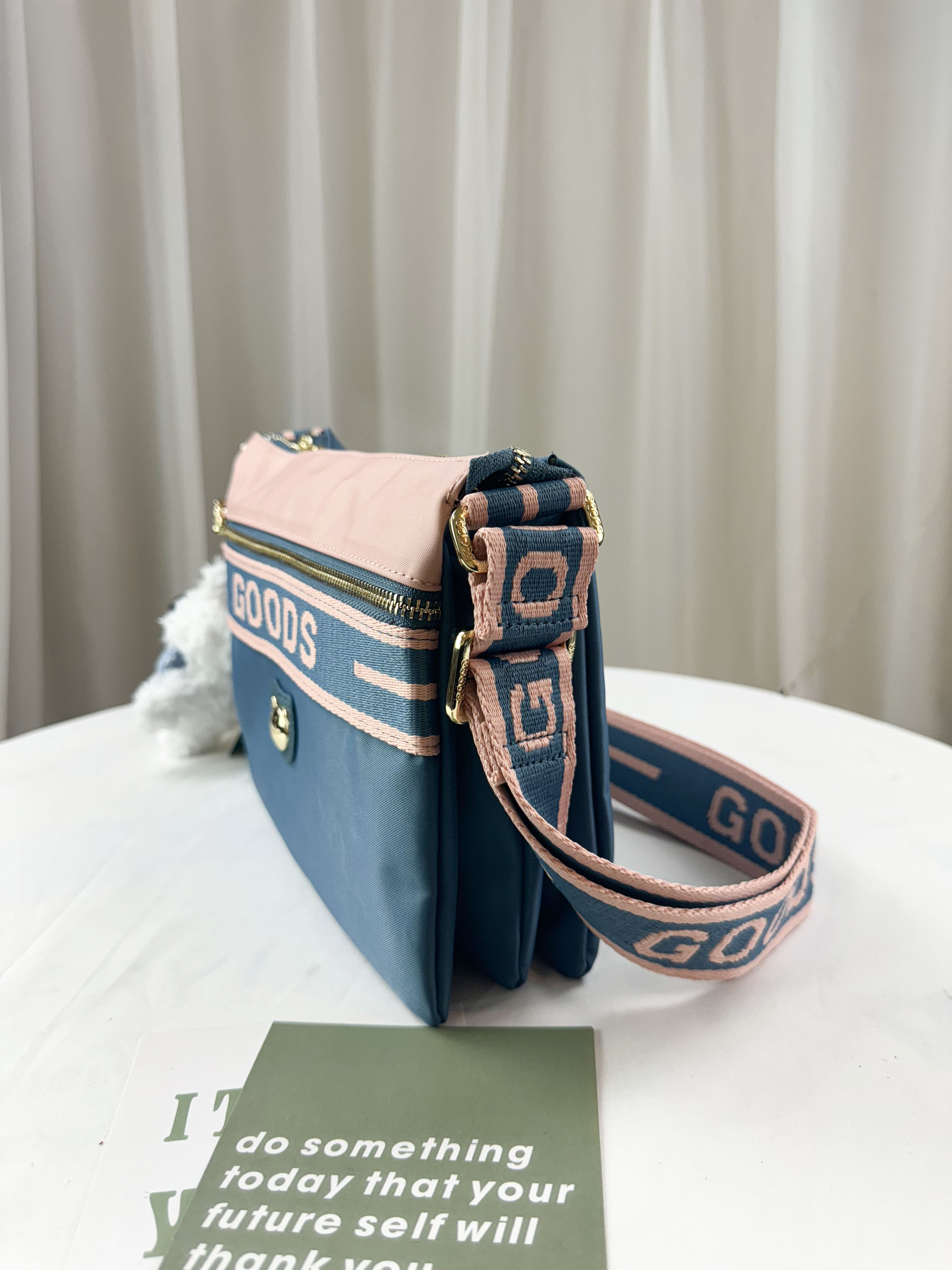 GOODS 綠粉拼色防潑水側背包 附兔兔吊飾 #2522