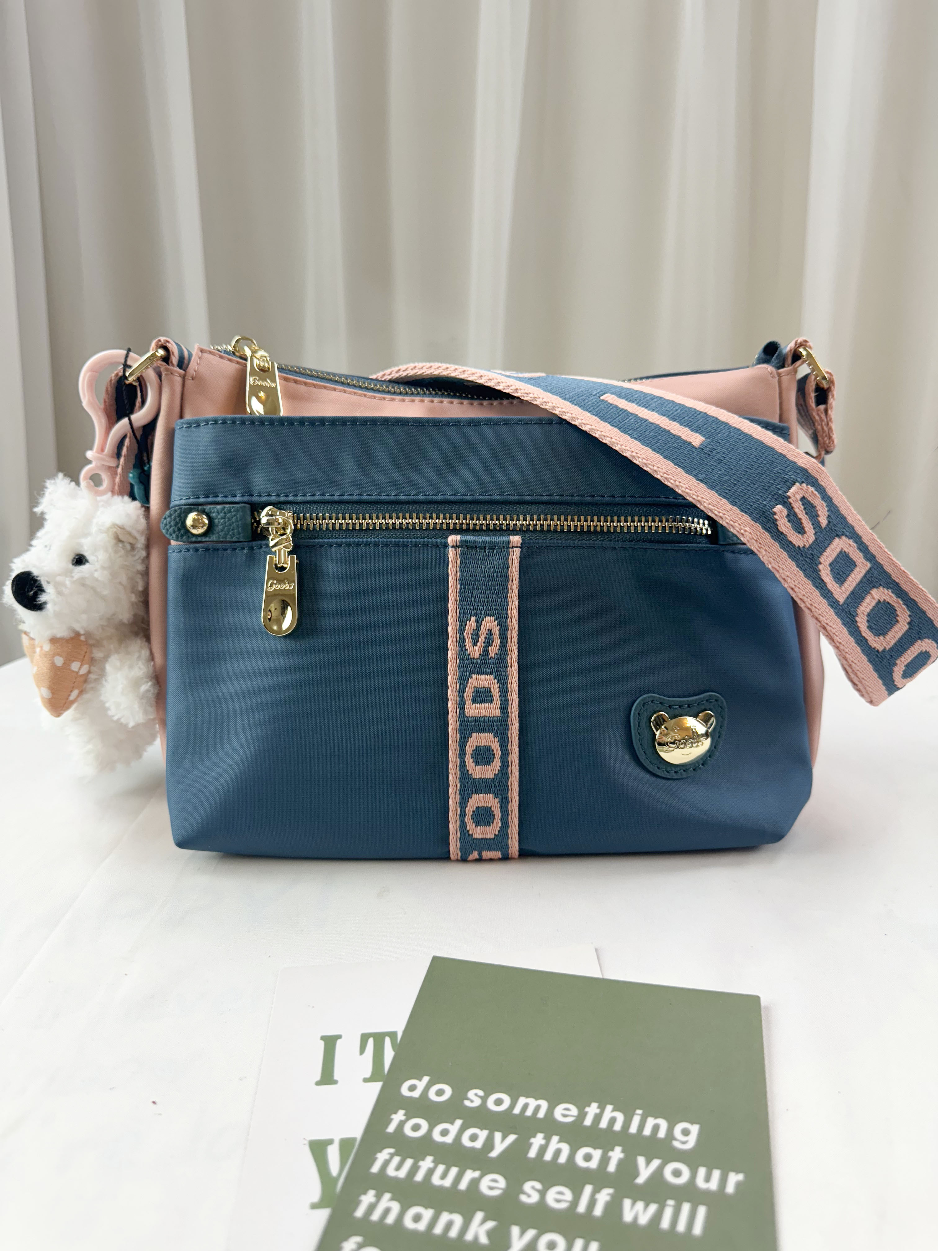 GOODS 綠粉拼色防潑水側背包 附兔兔吊飾 #2672