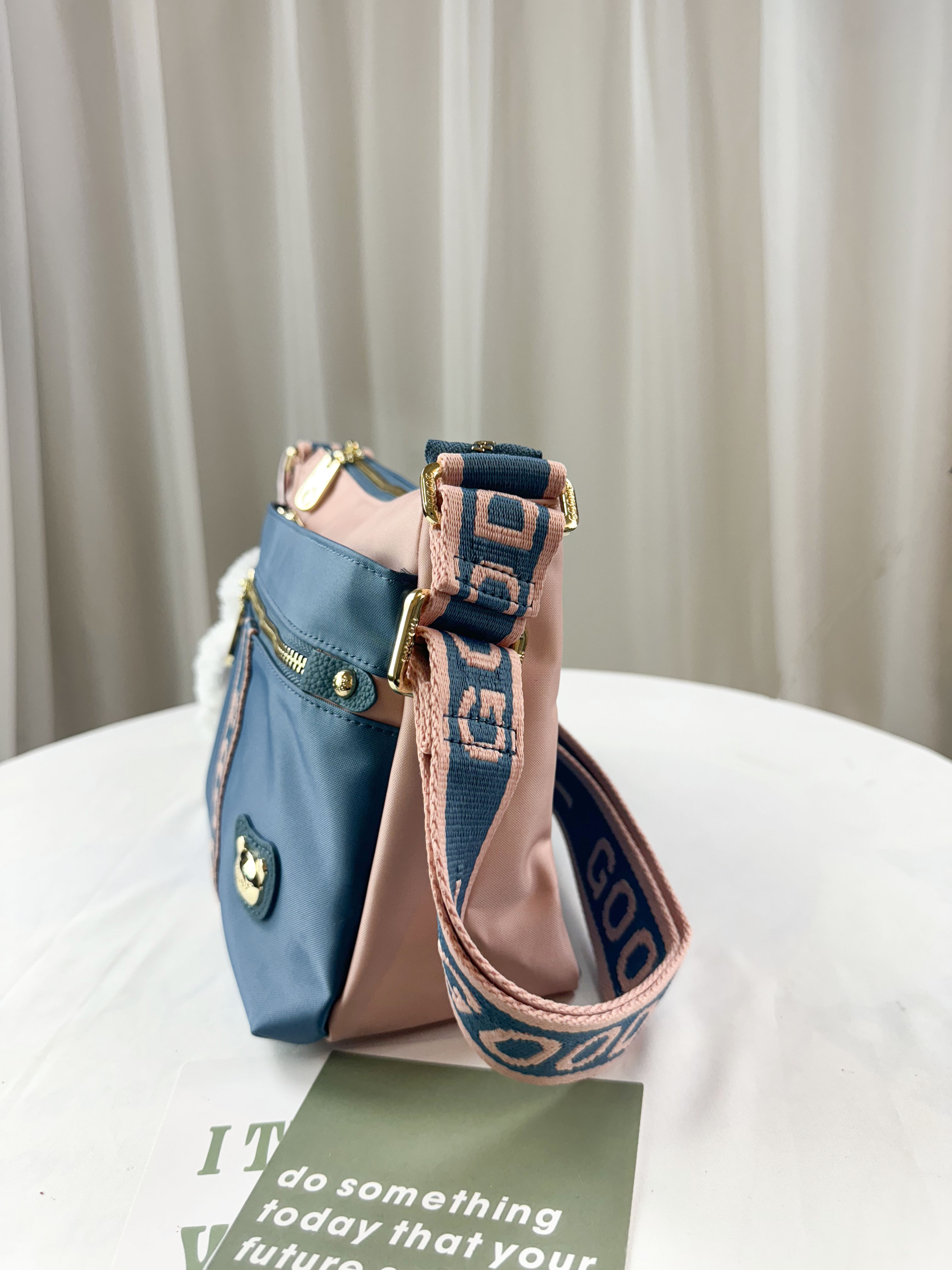 GOODS 綠粉拼色防潑水側背包 附兔兔吊飾 #2672