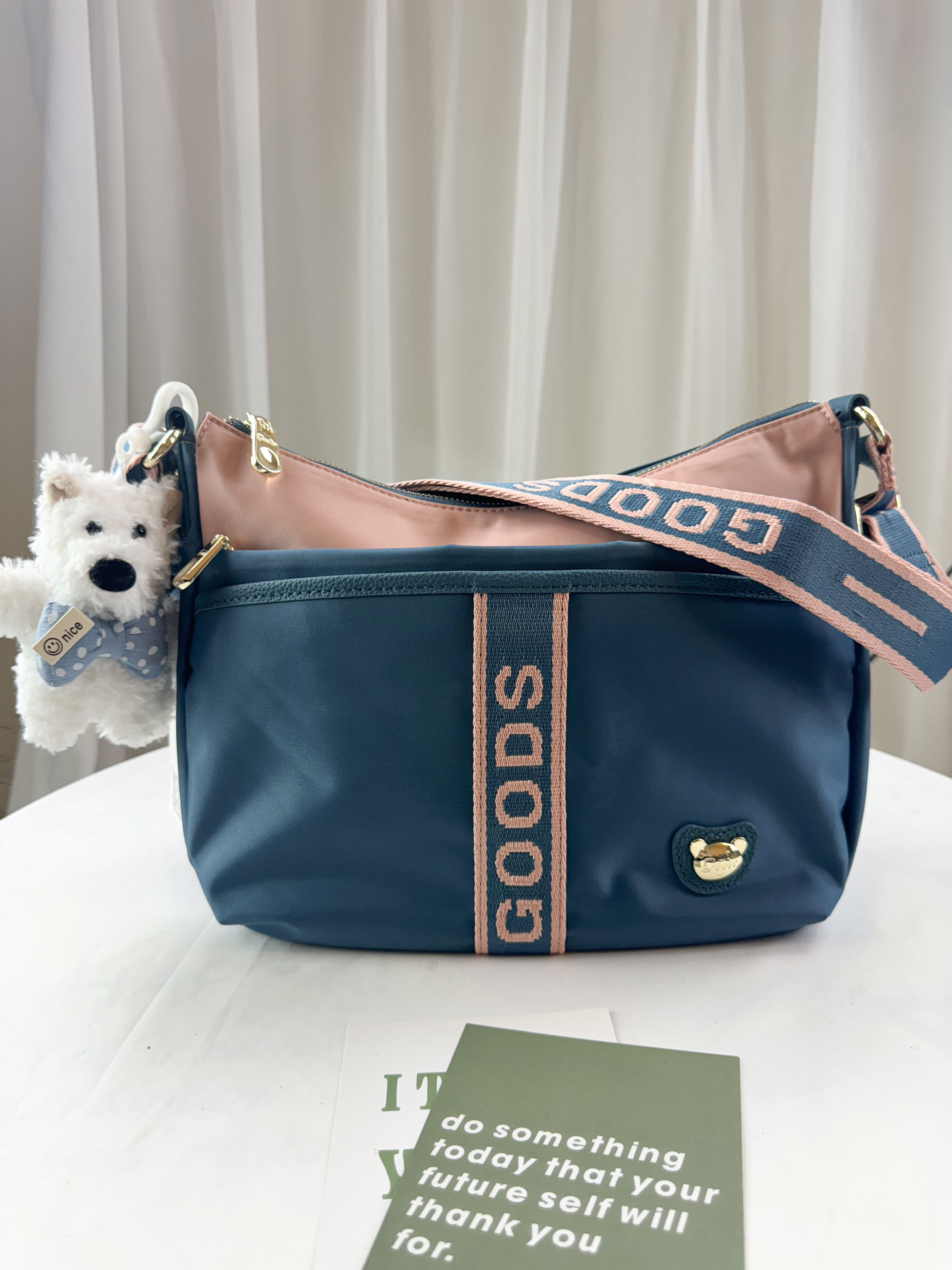 GOODS 綠粉拼色防潑水側背包 附兔兔吊飾 #2638