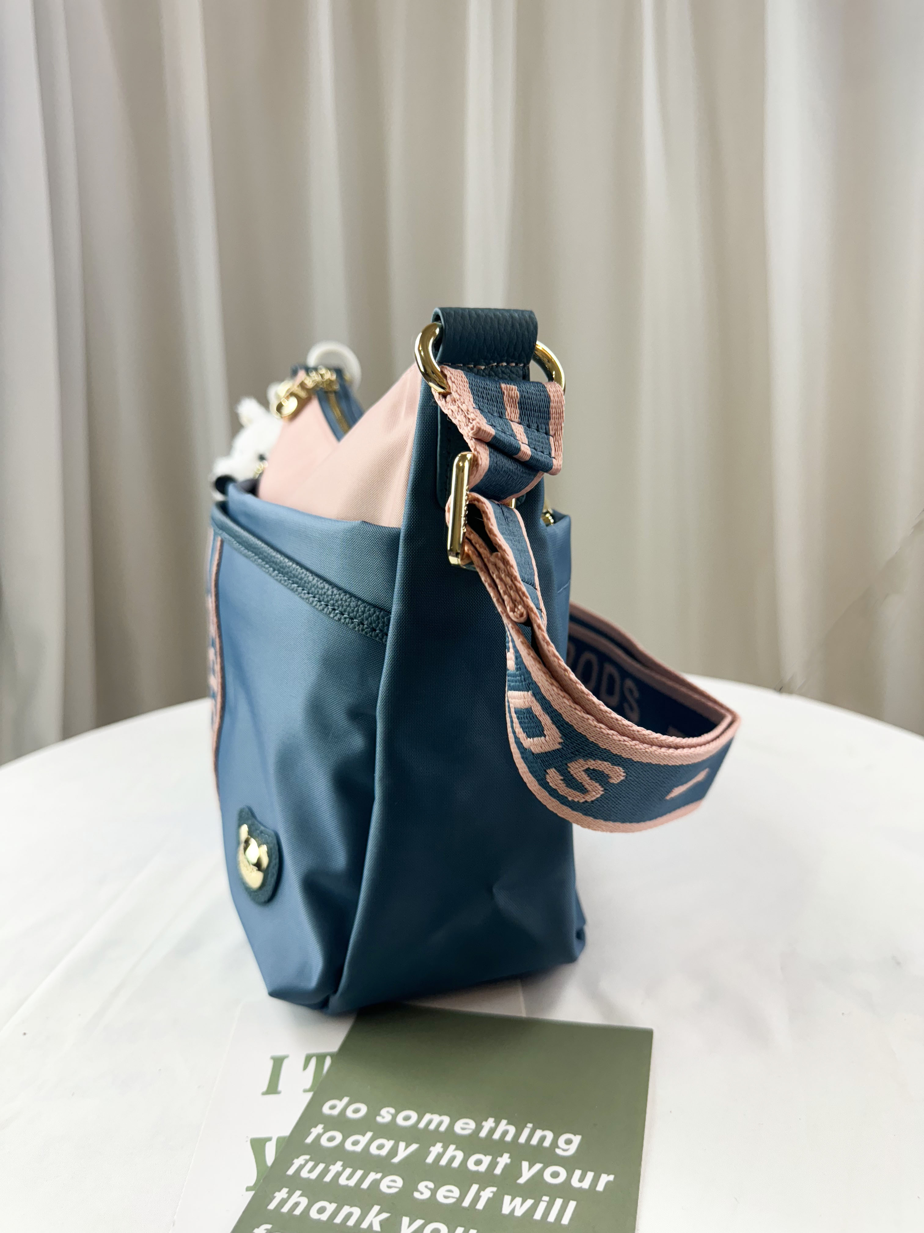 GOODS 綠粉拼色防潑水側背包 附兔兔吊飾 #2638