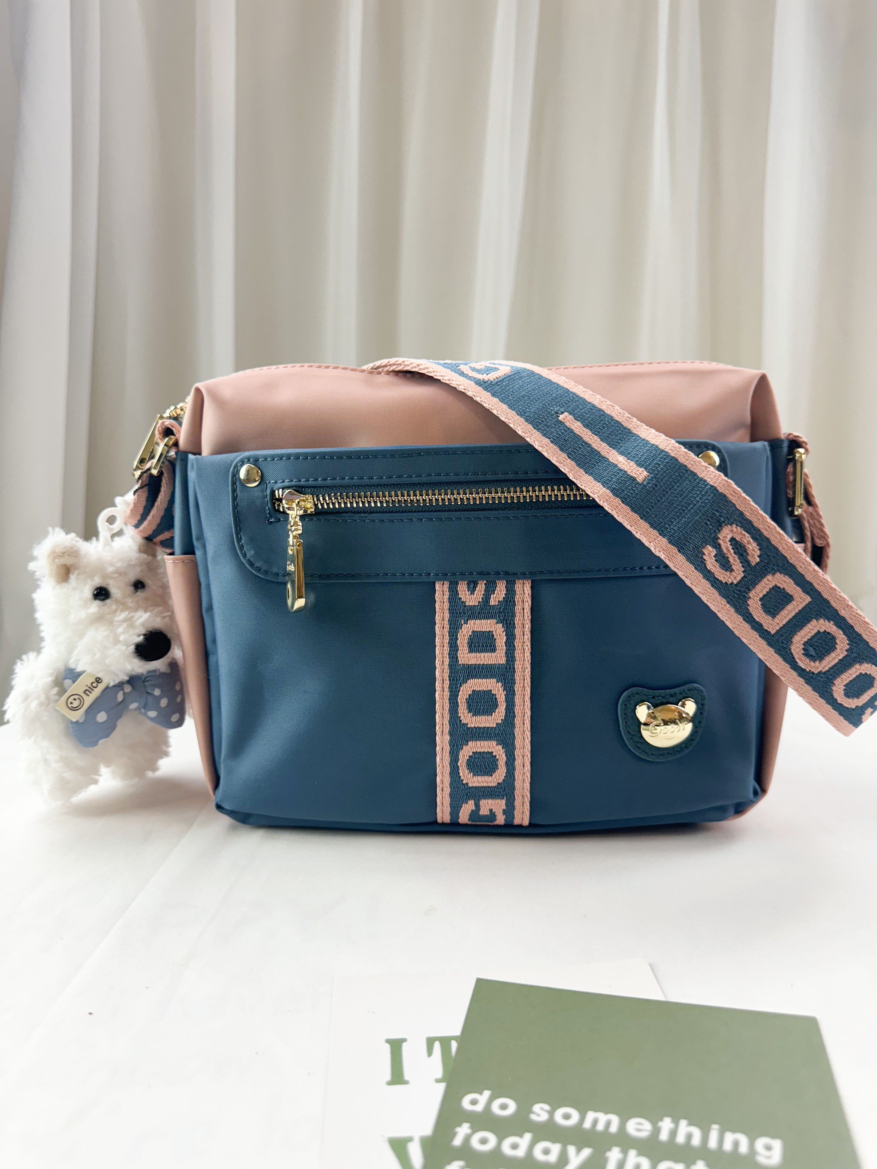 GOODS 綠粉拼色防潑水側背包 附兔兔吊飾 #29295