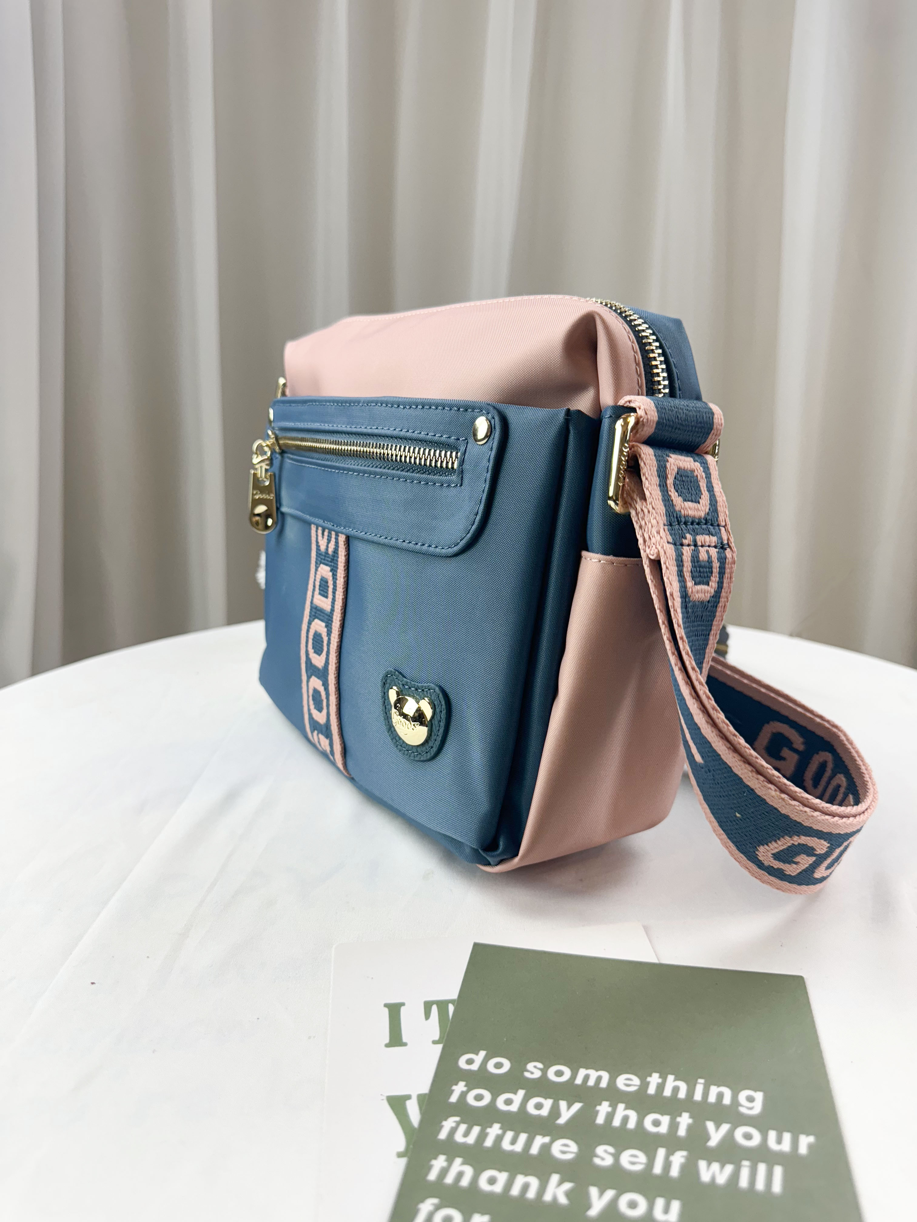 GOODS 綠粉拼色防潑水側背包 附兔兔吊飾 #29295