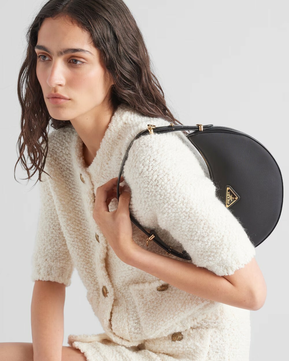 Prada Arqué Re-Nylon 亮面皮革肩背袋