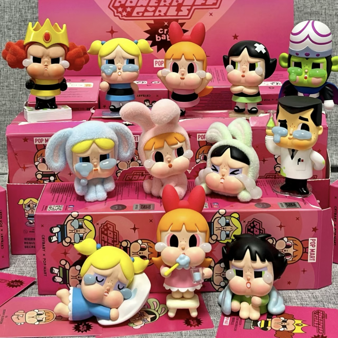 <官方正版授權>CRYBABY X 飛天小女警哭娃系列 盲盒 泡泡瑪特 POPMART 公仔 電視機展示盒