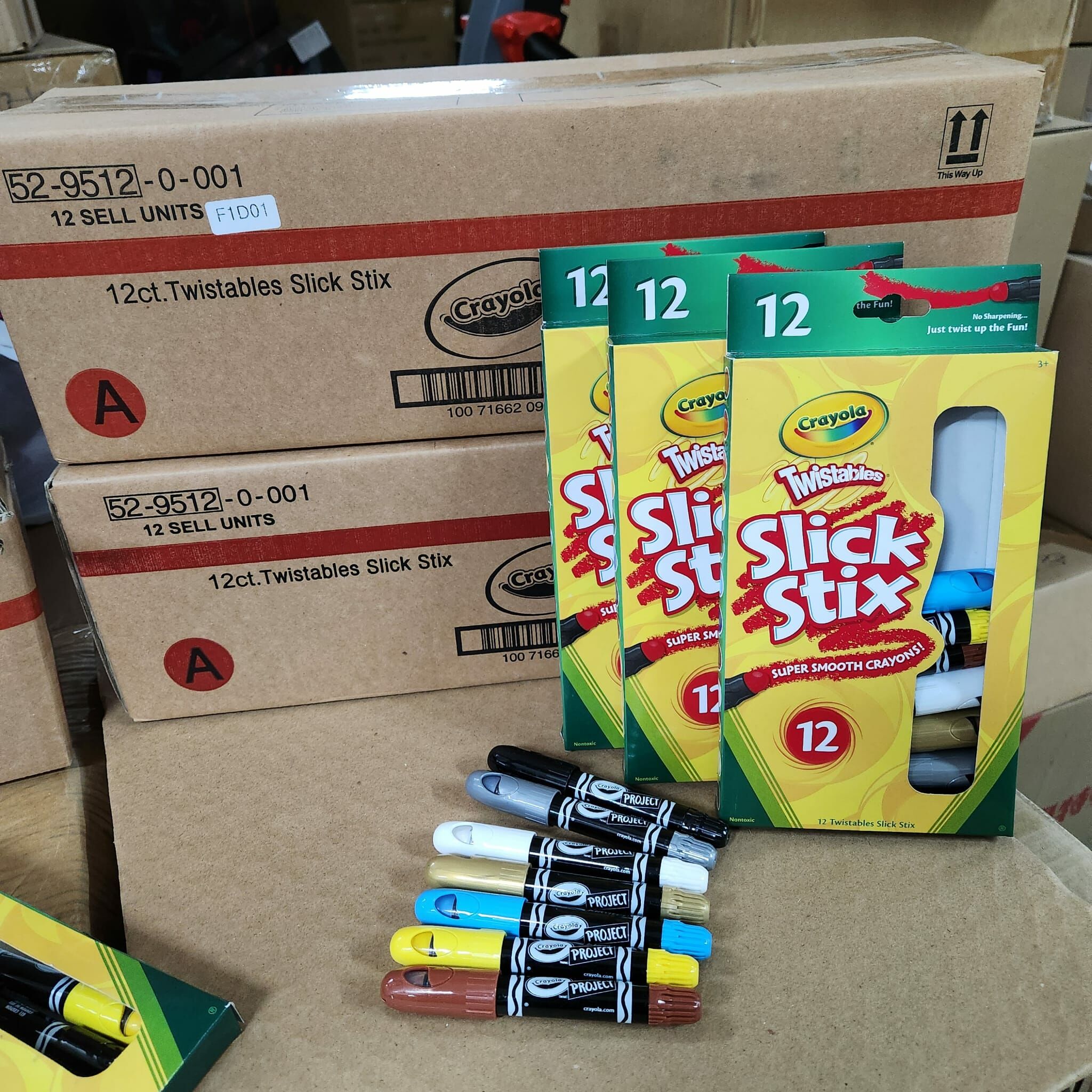 (用家福音 平均每枝只需$0.75）Crayola slick Stix 7色 only (啡+黃+藍+金+白+灰+黑） （每箱有12Set 即有84枝)