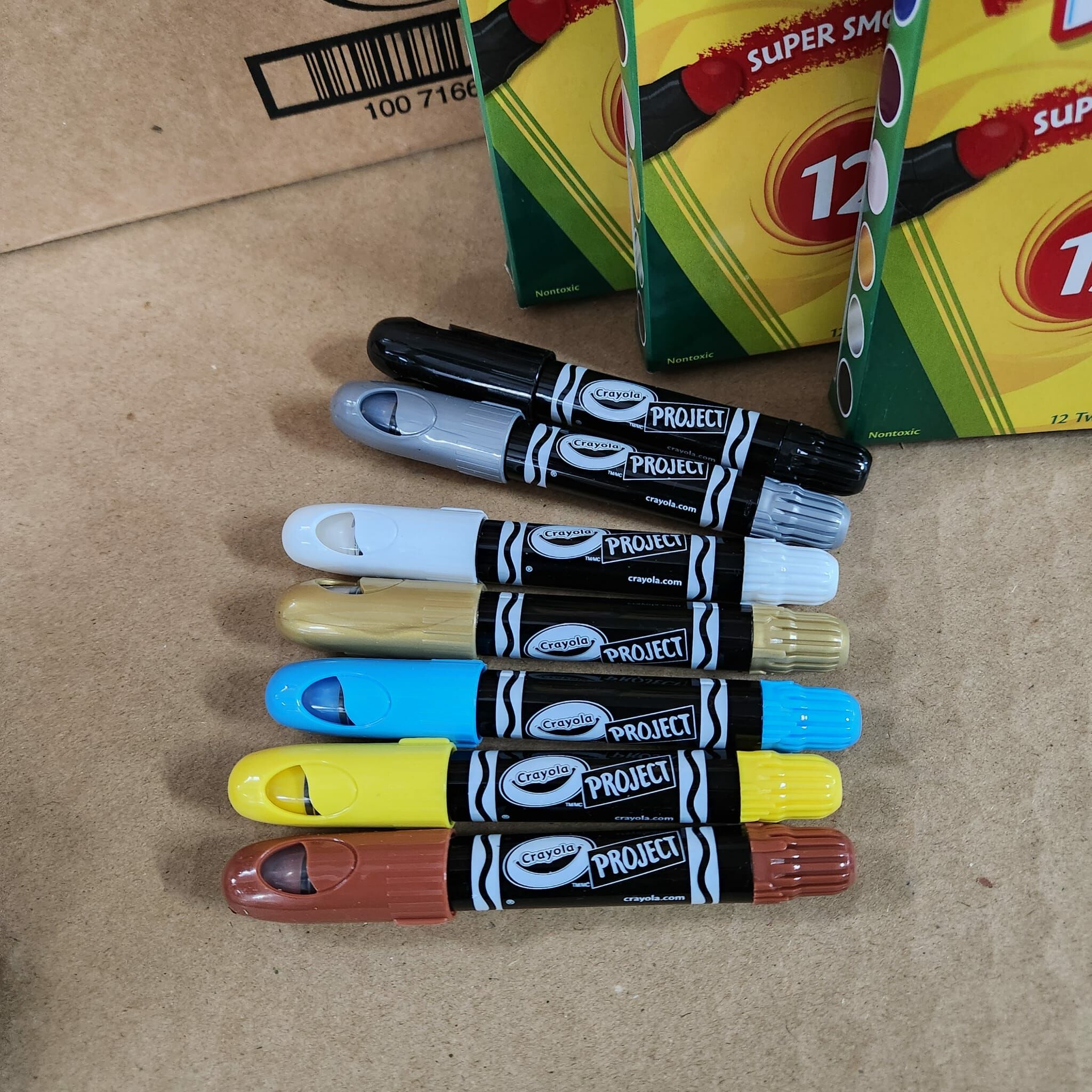 (用家福音 平均每枝只需$0.75）Crayola slick Stix 7色 only (啡+黃+藍+金+白+灰+黑） （每箱有12Set 即有84枝)