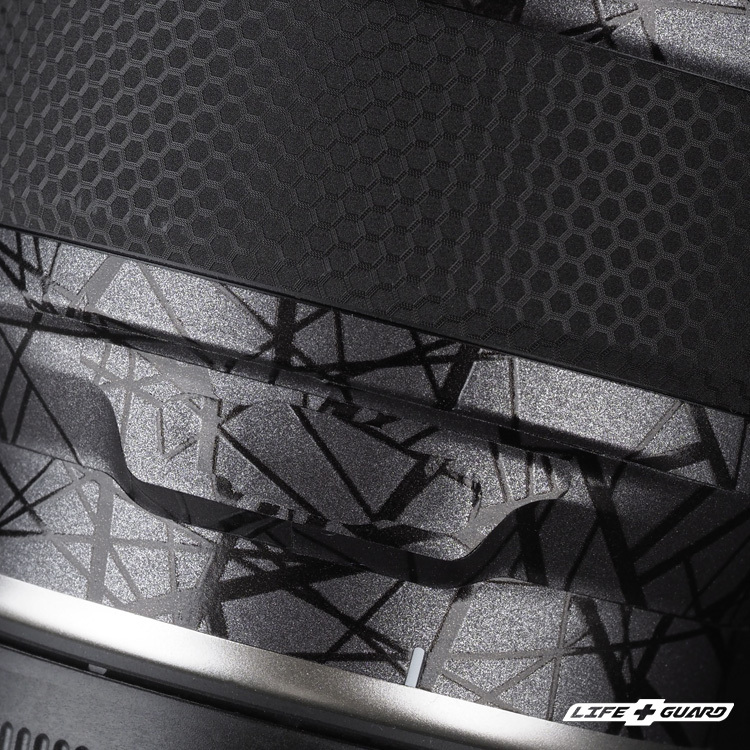 交織灰貼膜質感特寫，LIFE+GUARD 專機專屬開版設計