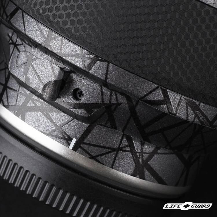 交織灰貼膜質感特寫，LIFE+GUARD 專機專屬開版設計