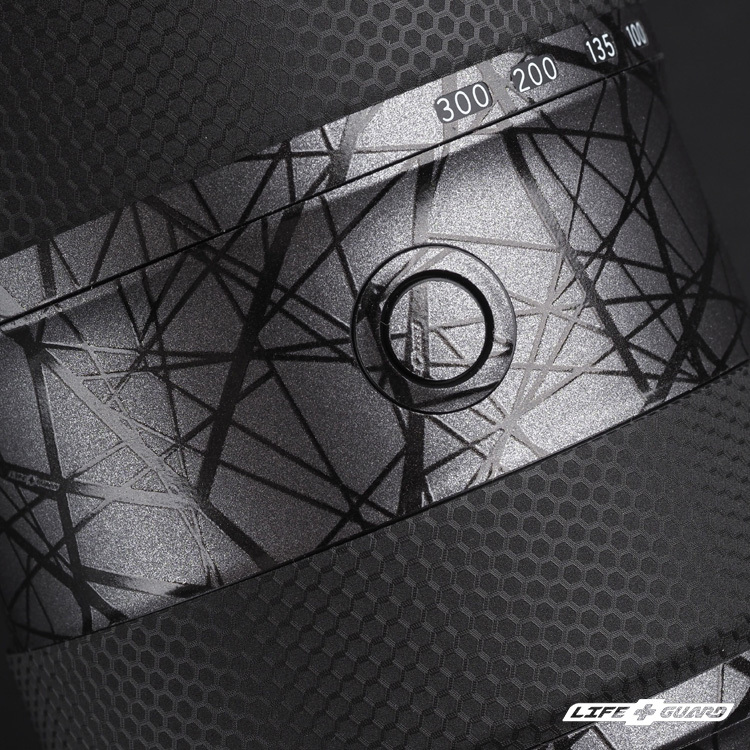 交織灰貼膜質感特寫，LIFE+GUARD 專機專屬開版設計